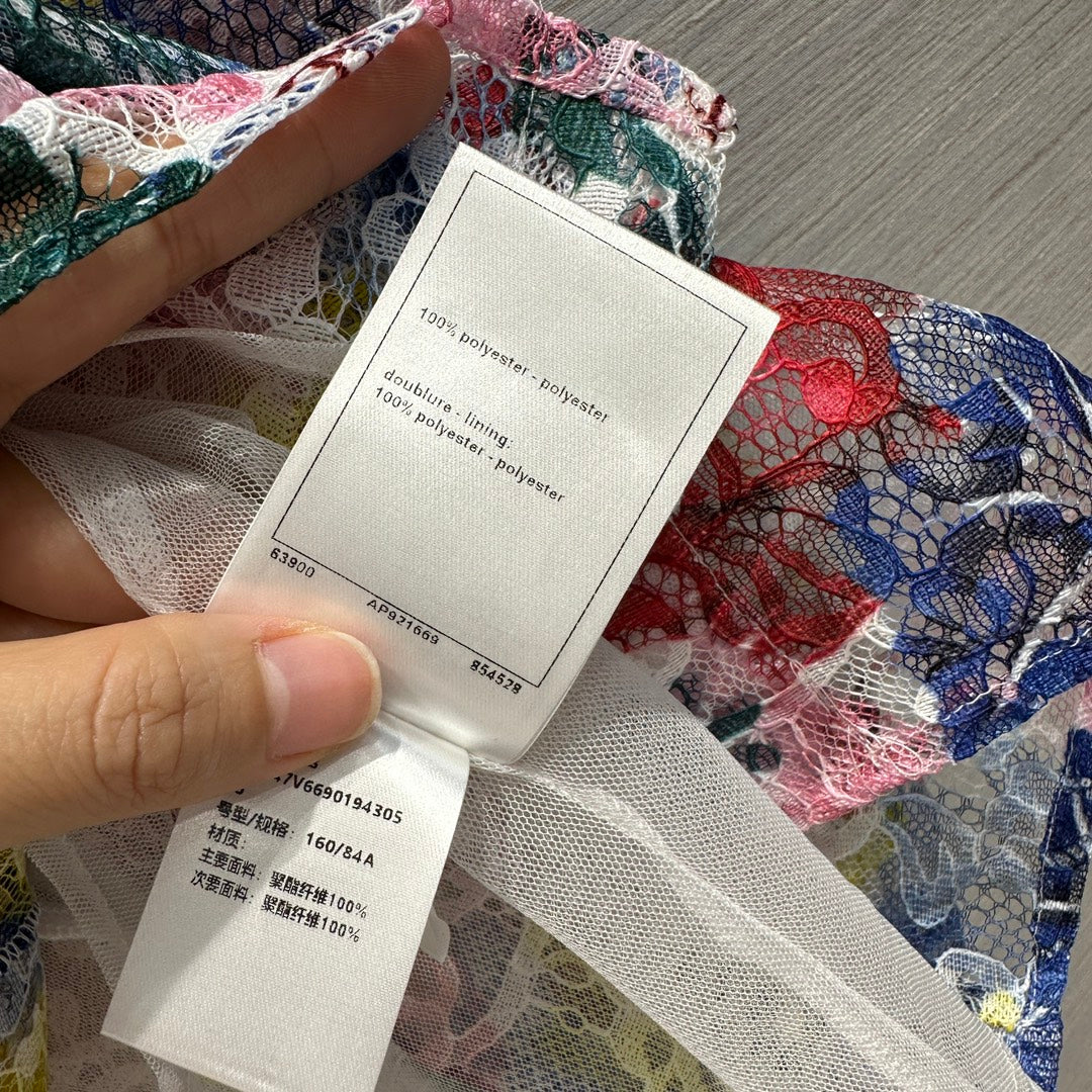 Рубашка Chanel 2404 с кружевным принтом, выполненная маслом.