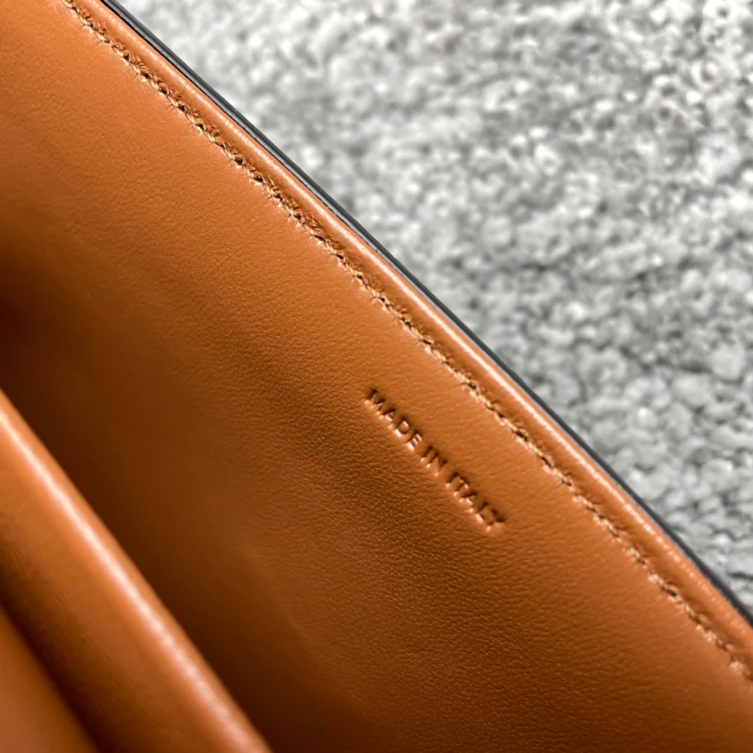 Сумка Celine Triomphe на цепочке через плечо