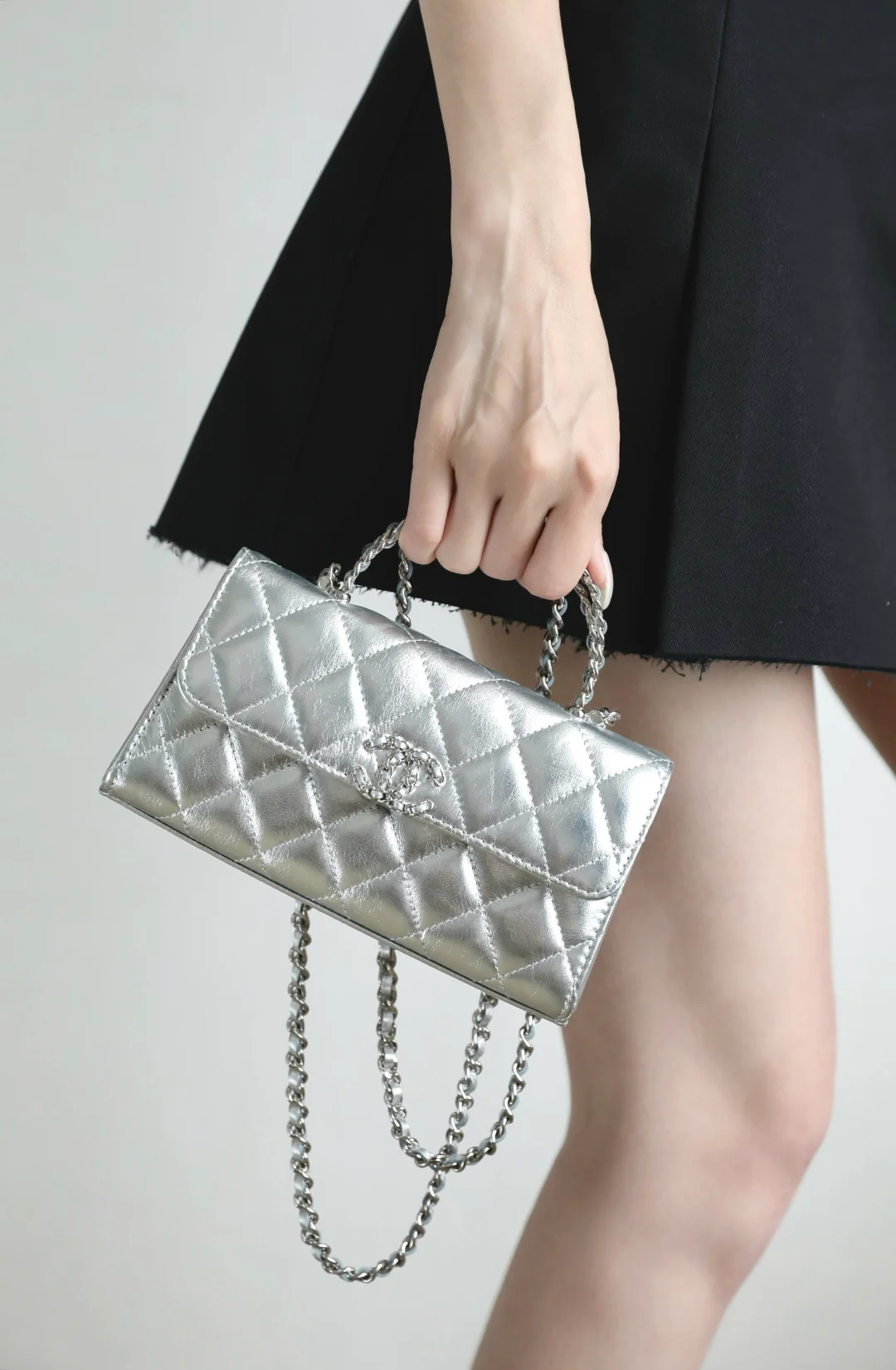 Chanel - ??? - Ручки через плечо - Металлический серебристый - Серебряная пряжка