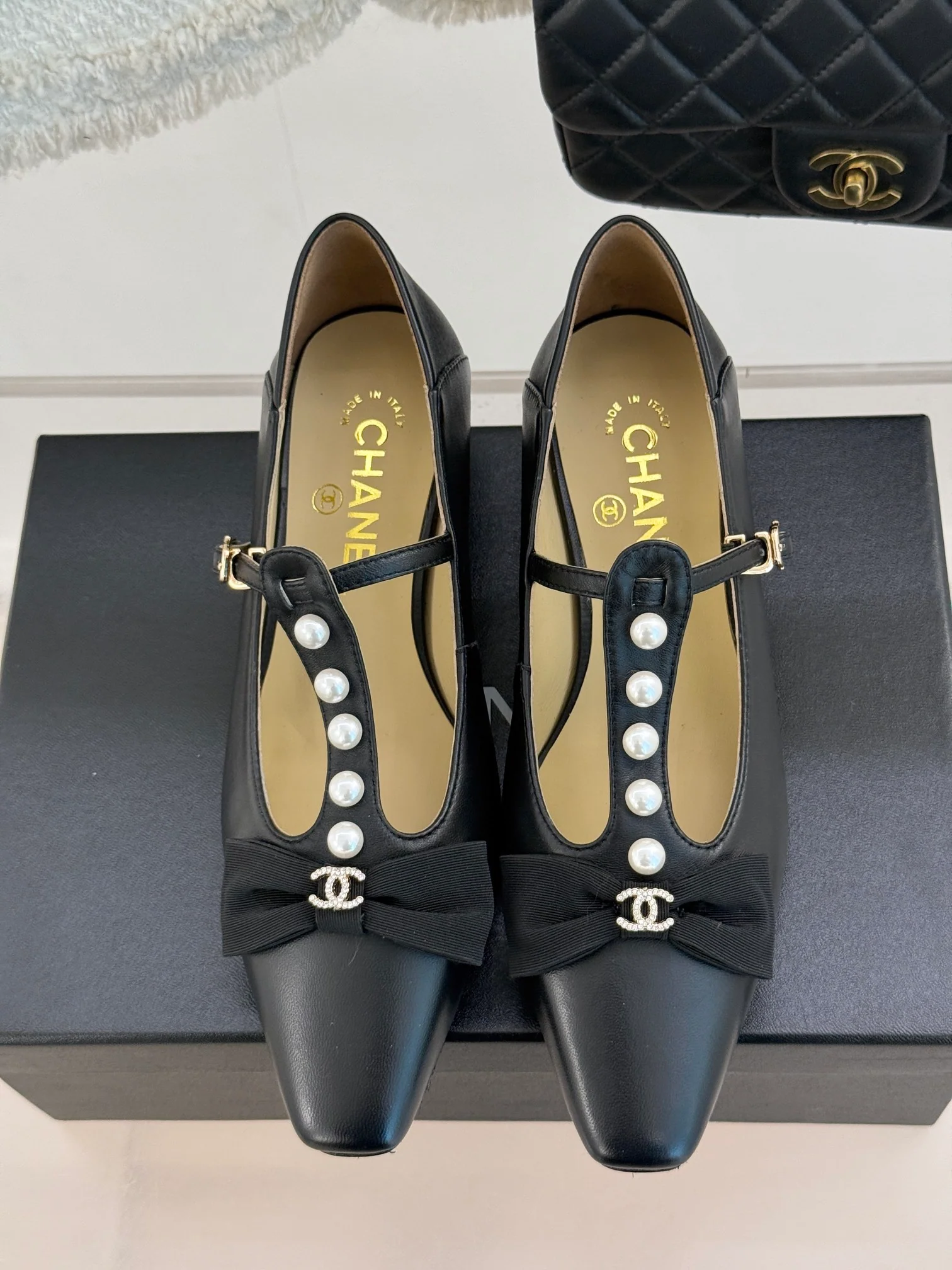 Туфли-мэри-джейн Chanel 2024 с жемчужным верхом - черные