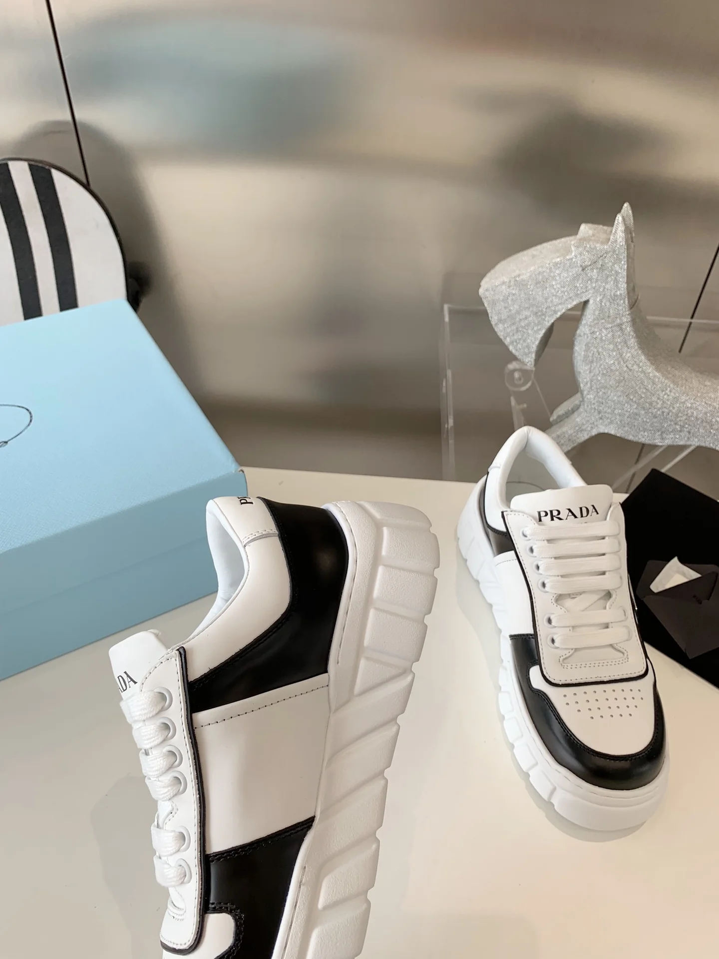 Prada - Новинка сезона осень/зима 2022 - Повседневные туфли на платформе