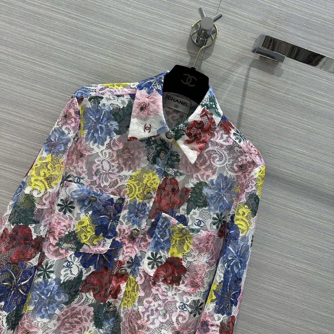 Рубашка Chanel 2404 с кружевным принтом, выполненная маслом.