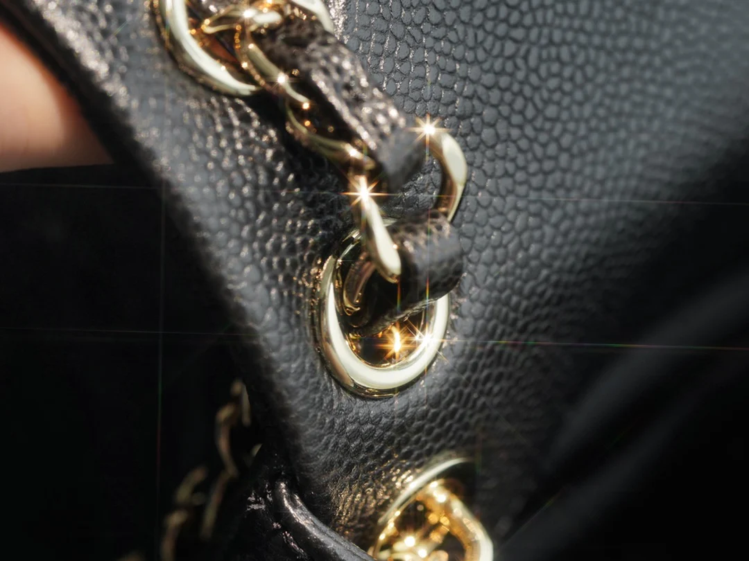 Кожаная мини-куртка Chanel 23p Duma с открытыми плечами, черная.