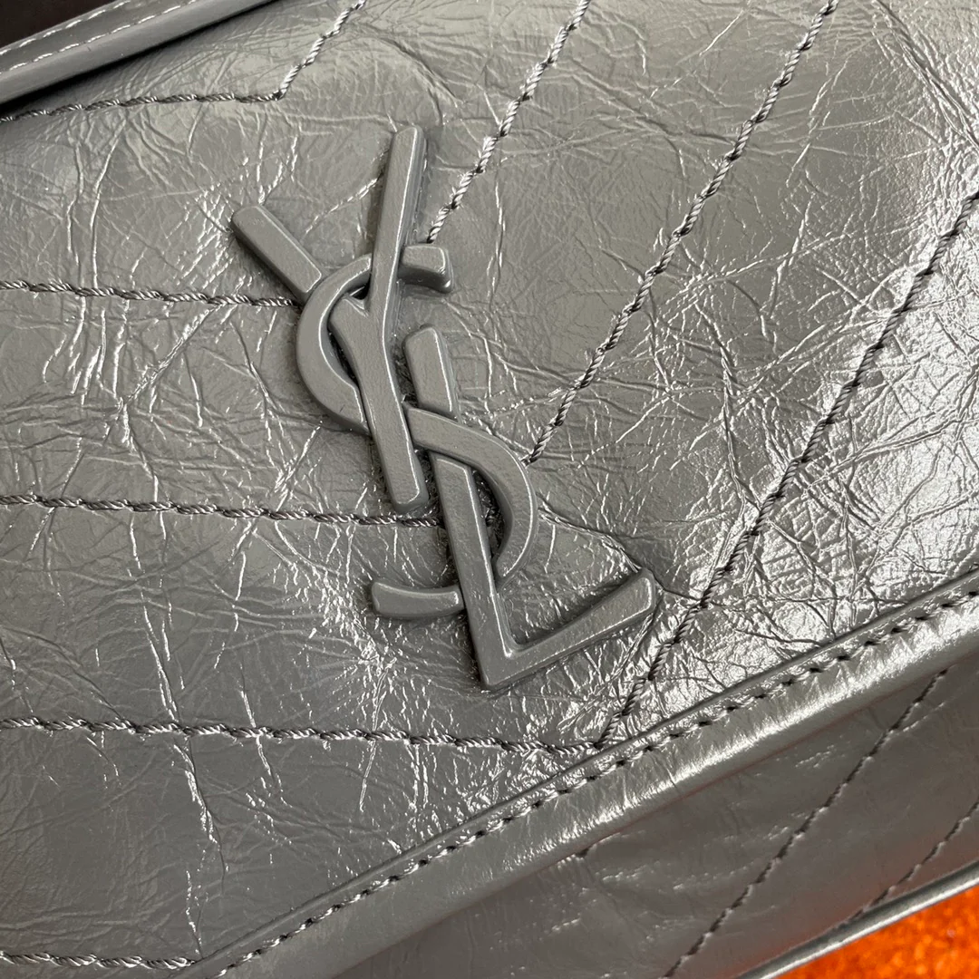 YSL - Маленькая модель Niki - Кожа коровы, обработанная маслом и воском, темно-серая - с пряжкой в ??виде D-образного кольца