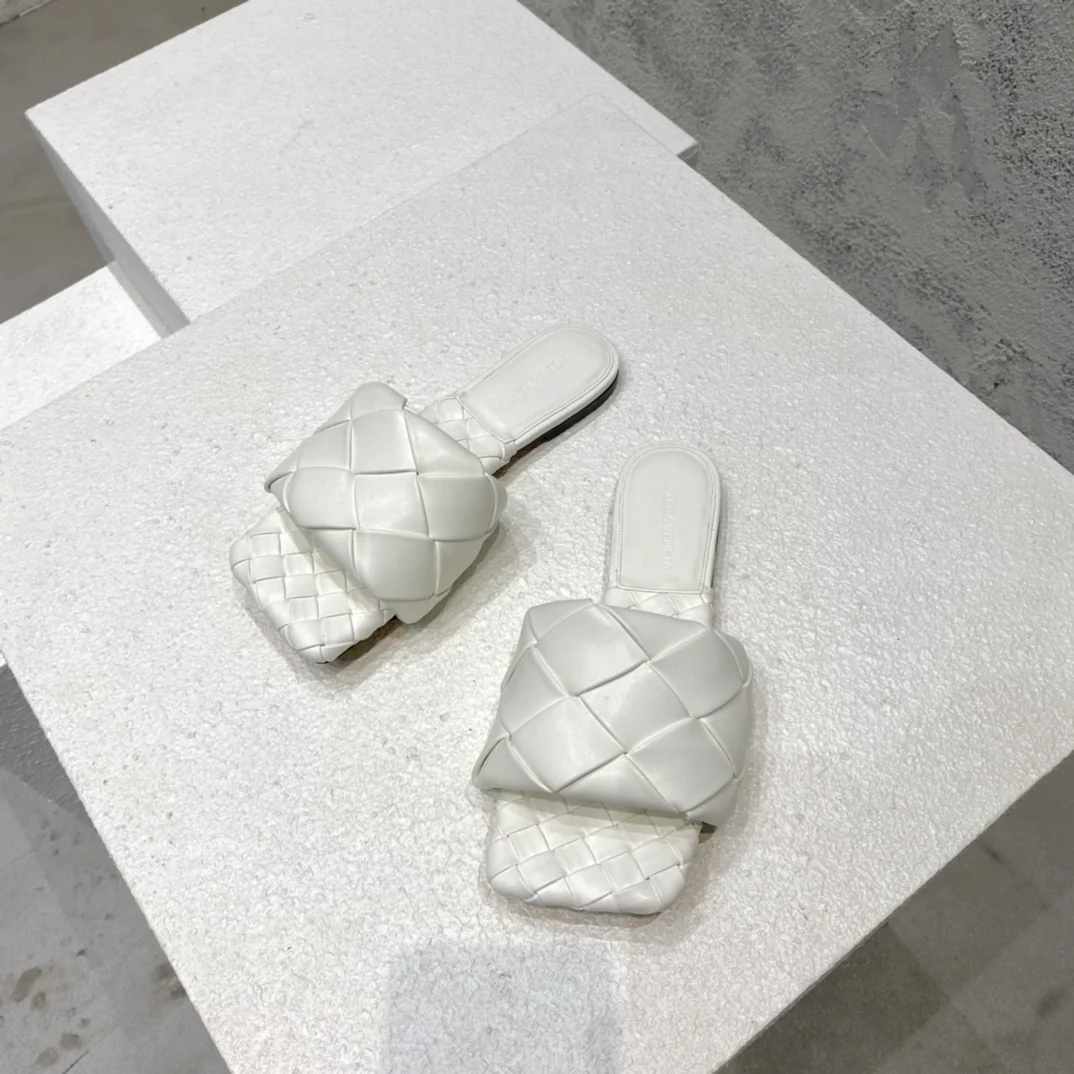 Новинка сезона весна/лето 2021 от BV - Плоские плетеные тапочки - Белые
