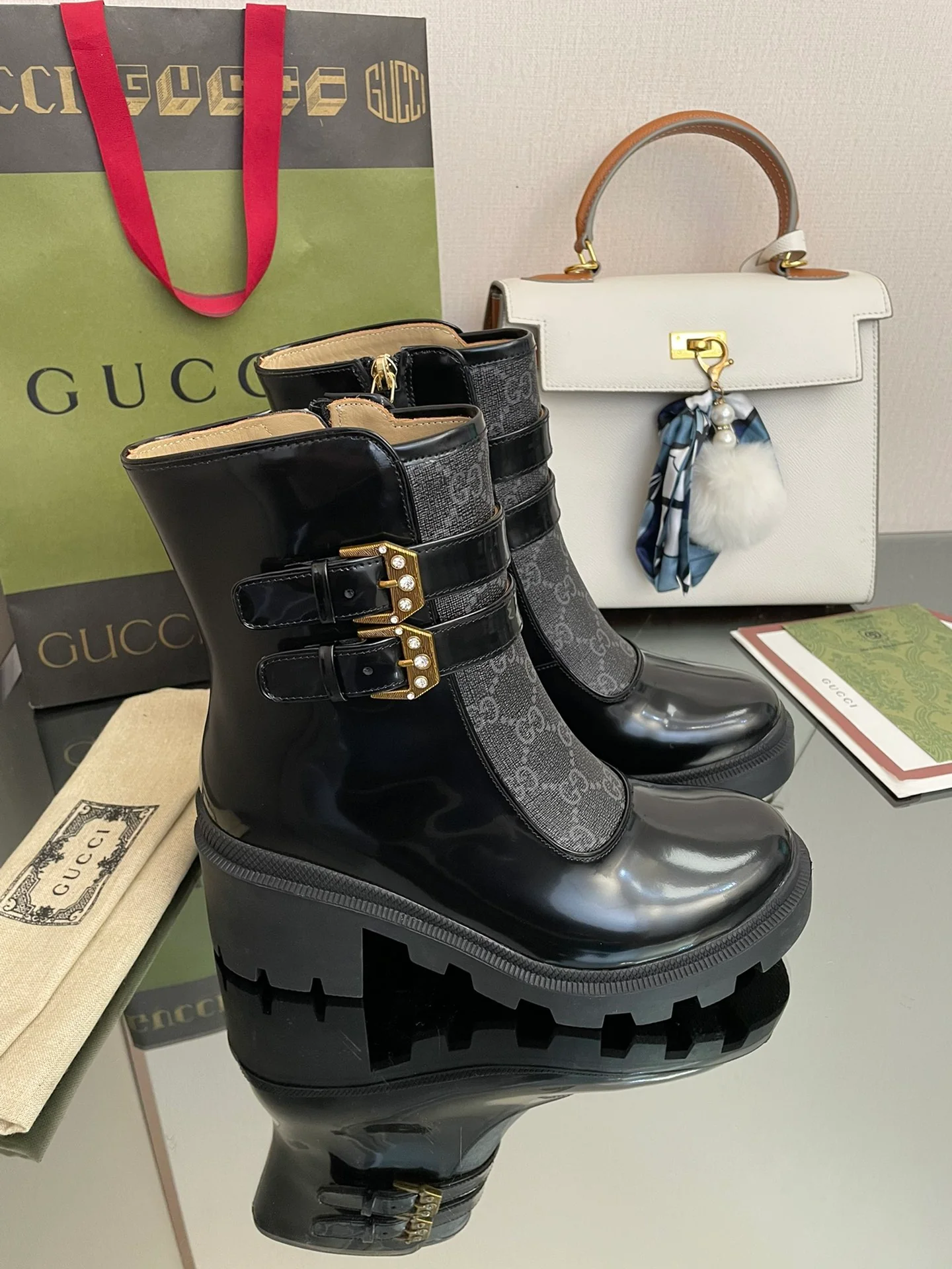 Сапоги Gucci на массивном каблуке до середины икры с монограммой — черные.