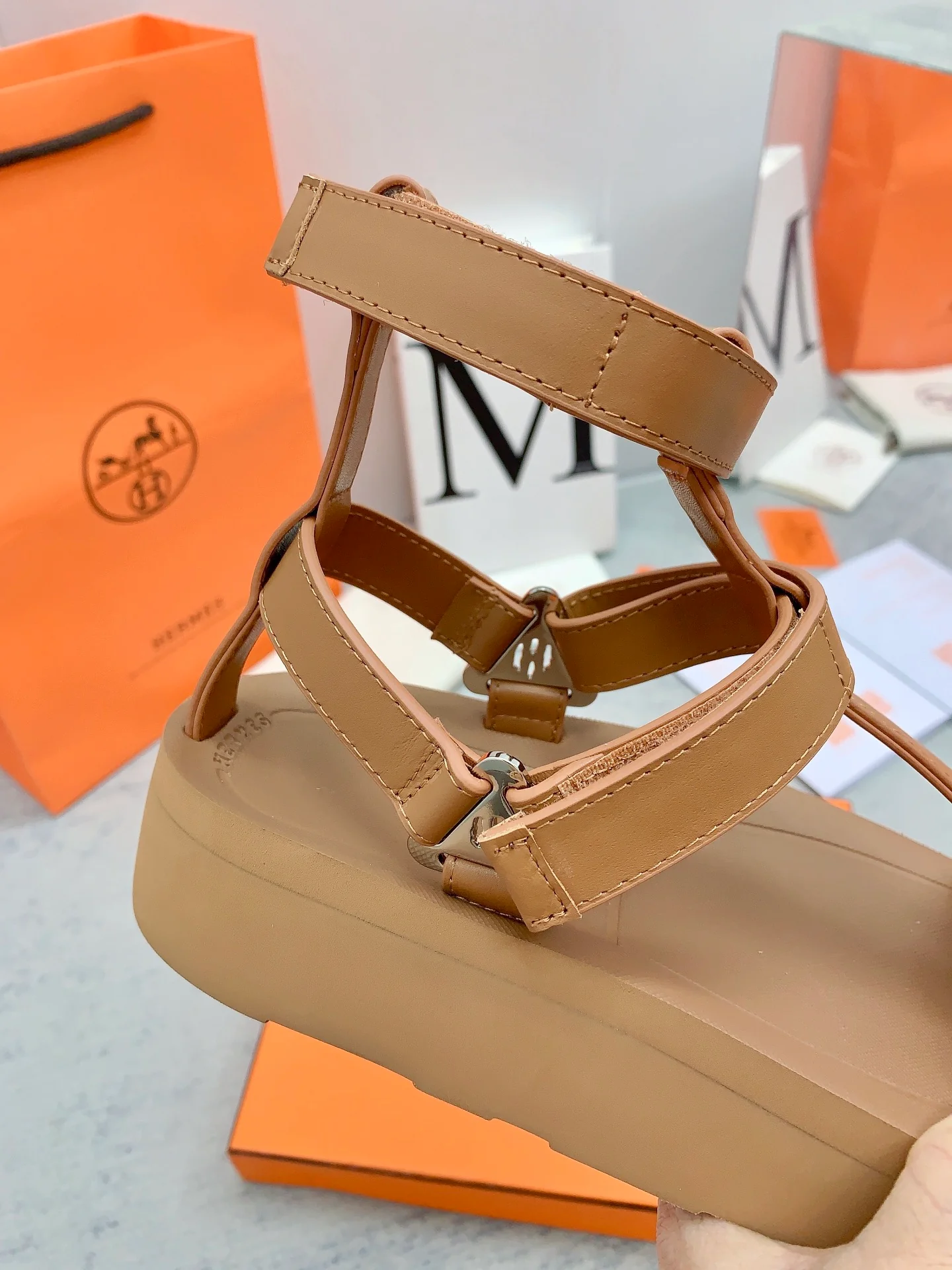 Новинка сезона весна/лето 2023 от Hermes — подиумный стиль — кожаные сандалии на платформе.