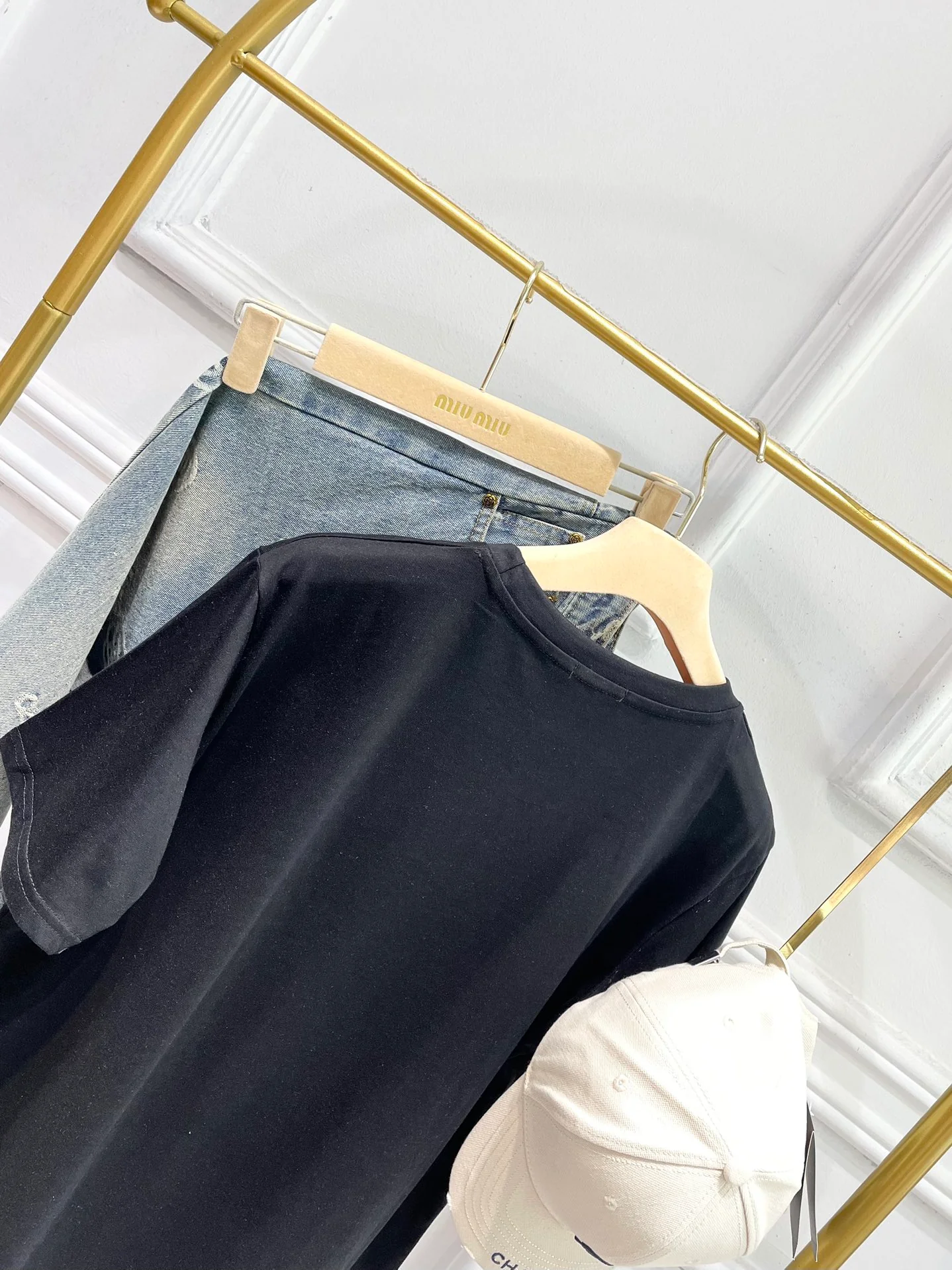 Футболка Miu Miu 2404 с вышитыми буквами и аппликацией, с коротким рукавом, черная.