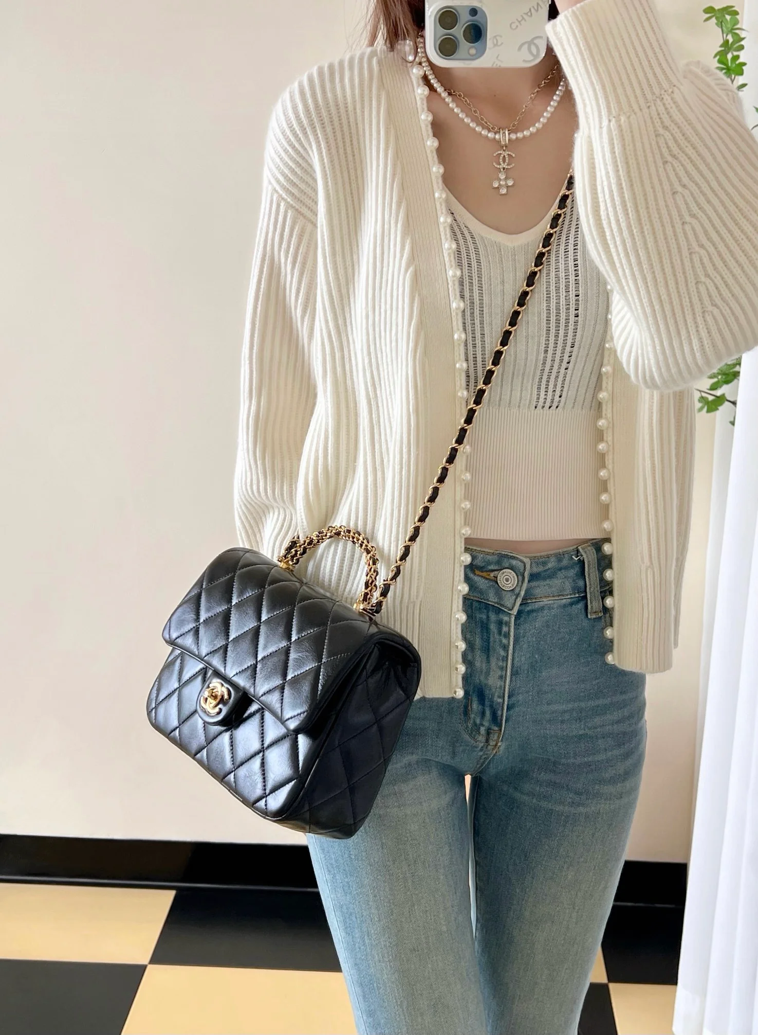 Большая черная сумка Chanel с клапаном и поворотной ручкой.