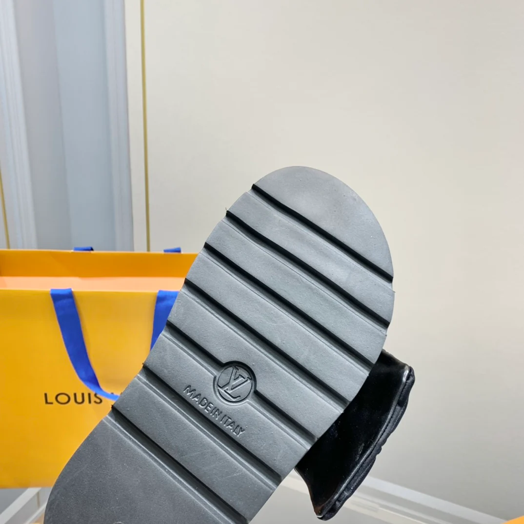 Тапочки LV с тиснением