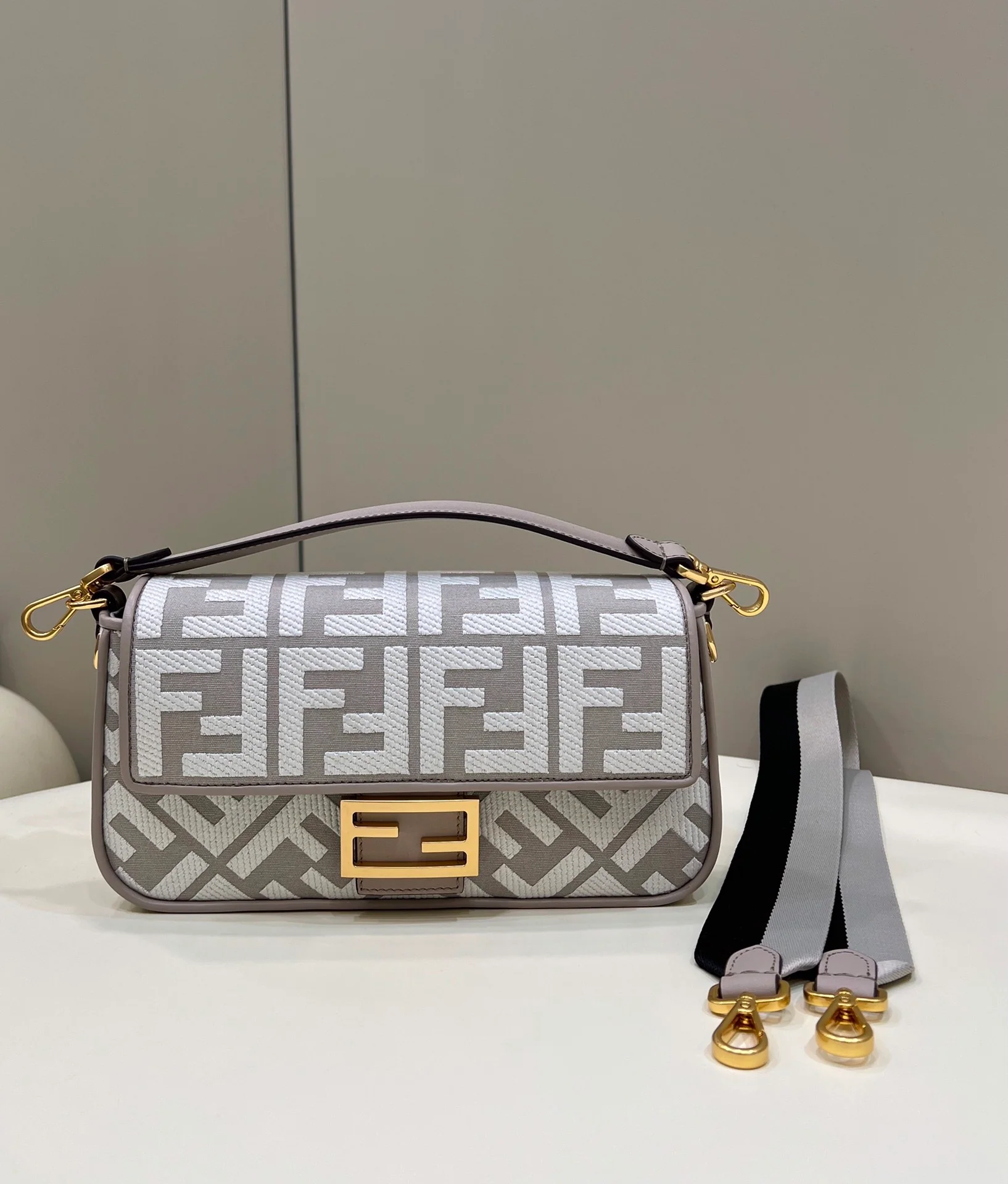 Сумка-багет Fendi - серый холст