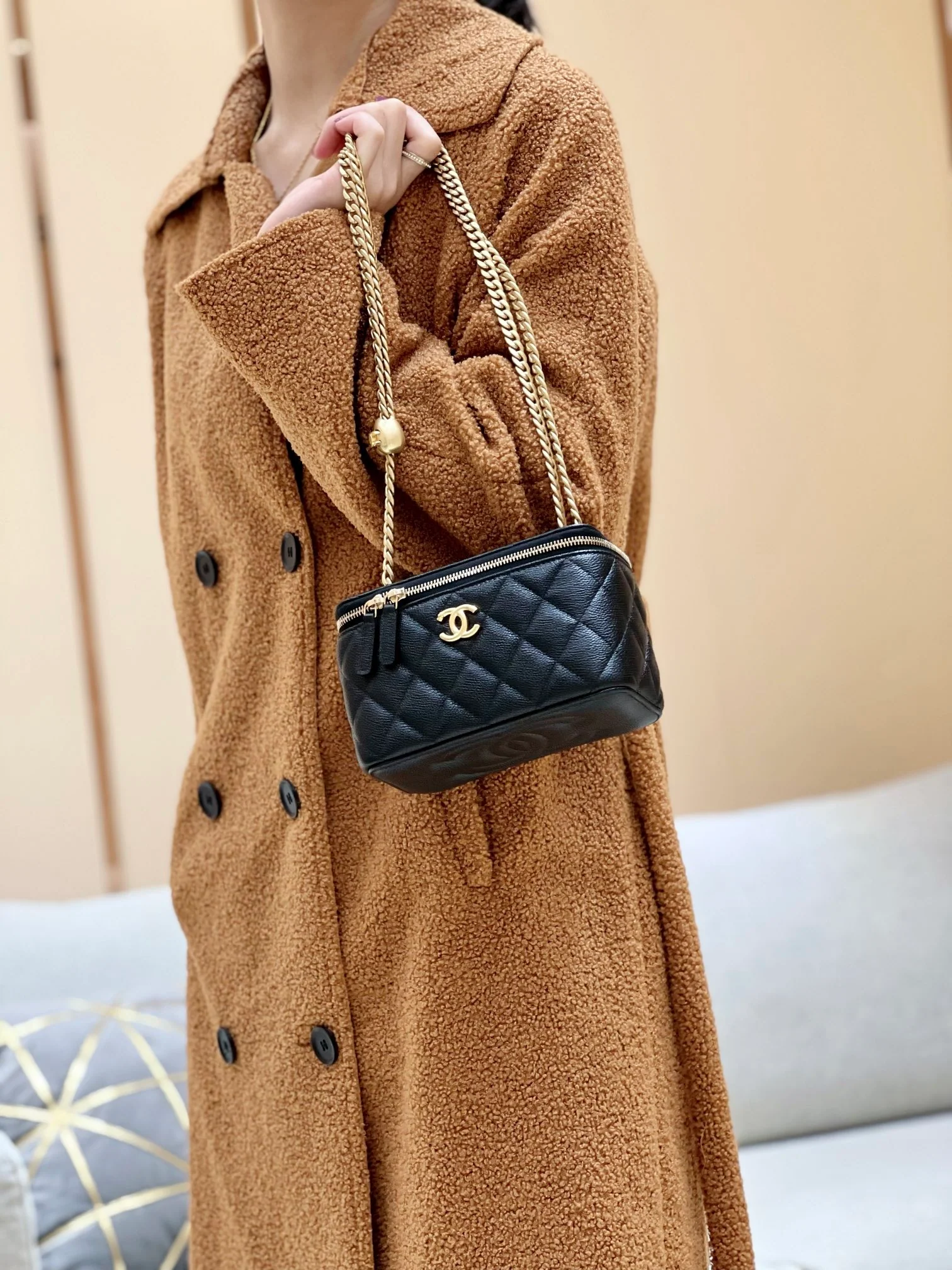 Новинка сезона весна/лето 2023 от Chanel - цепочка-шар, длинная, коробчатая - черная - фото в действии.