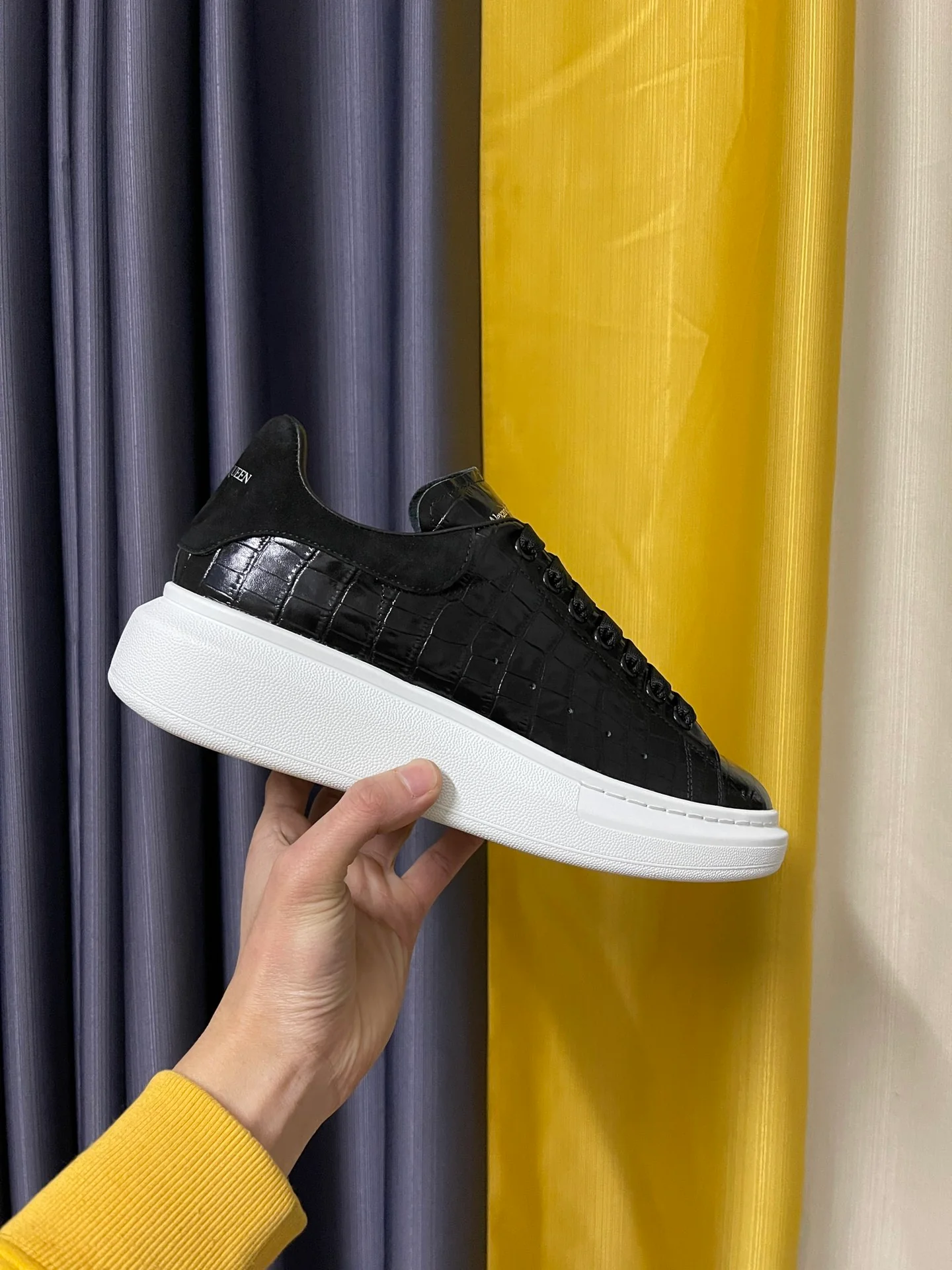 Классические белые кроссовки McQueen - унисекс - с черным крокодиловым рисунком и черной замшевой пяткой - Премиум-издание