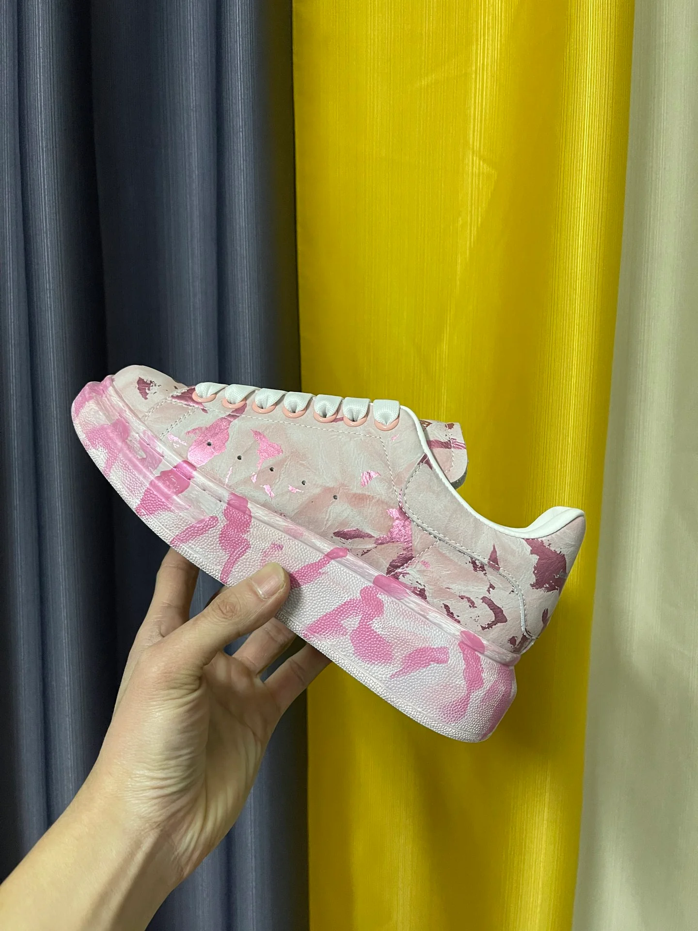 Классические белые кроссовки McQueen - унисекс - розово-золотой граффити