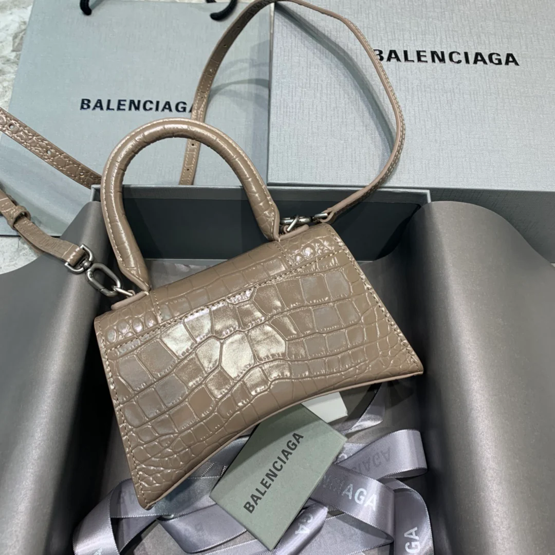 Сумка Balenciaga Hourglass, размер XS, цвет ?Молочный чай?, узор ?Крокодил?.