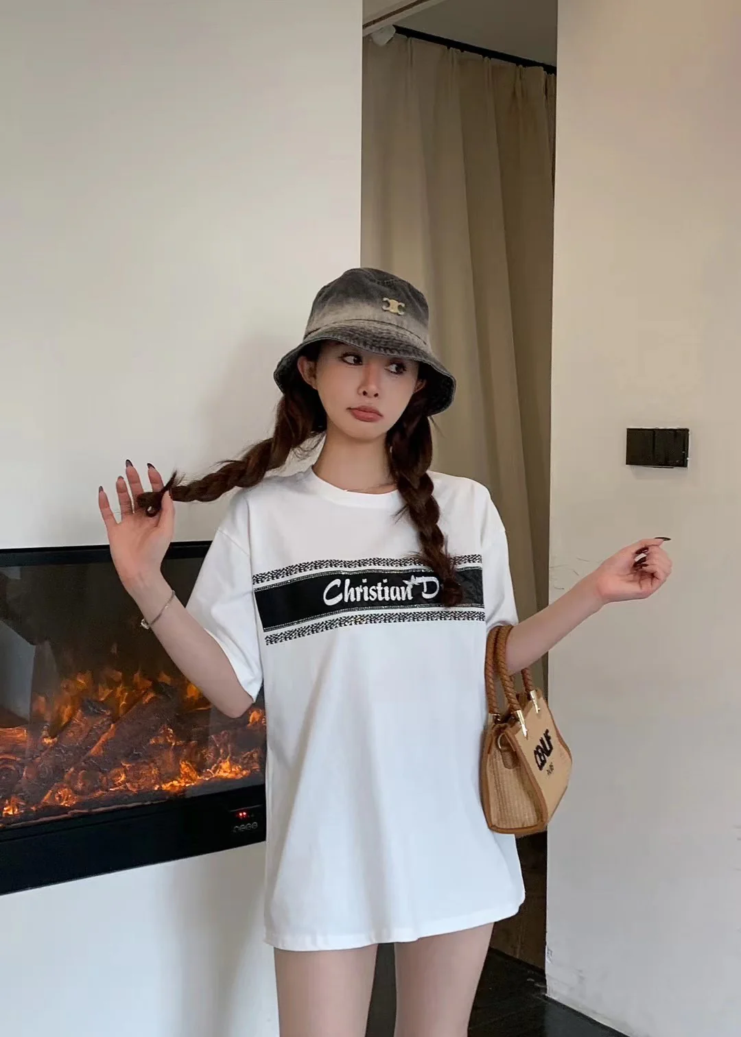 Футболка Dior 2403 из хлопка свободного кроя с коротким рукавом, украшенная стразами, черного цвета.