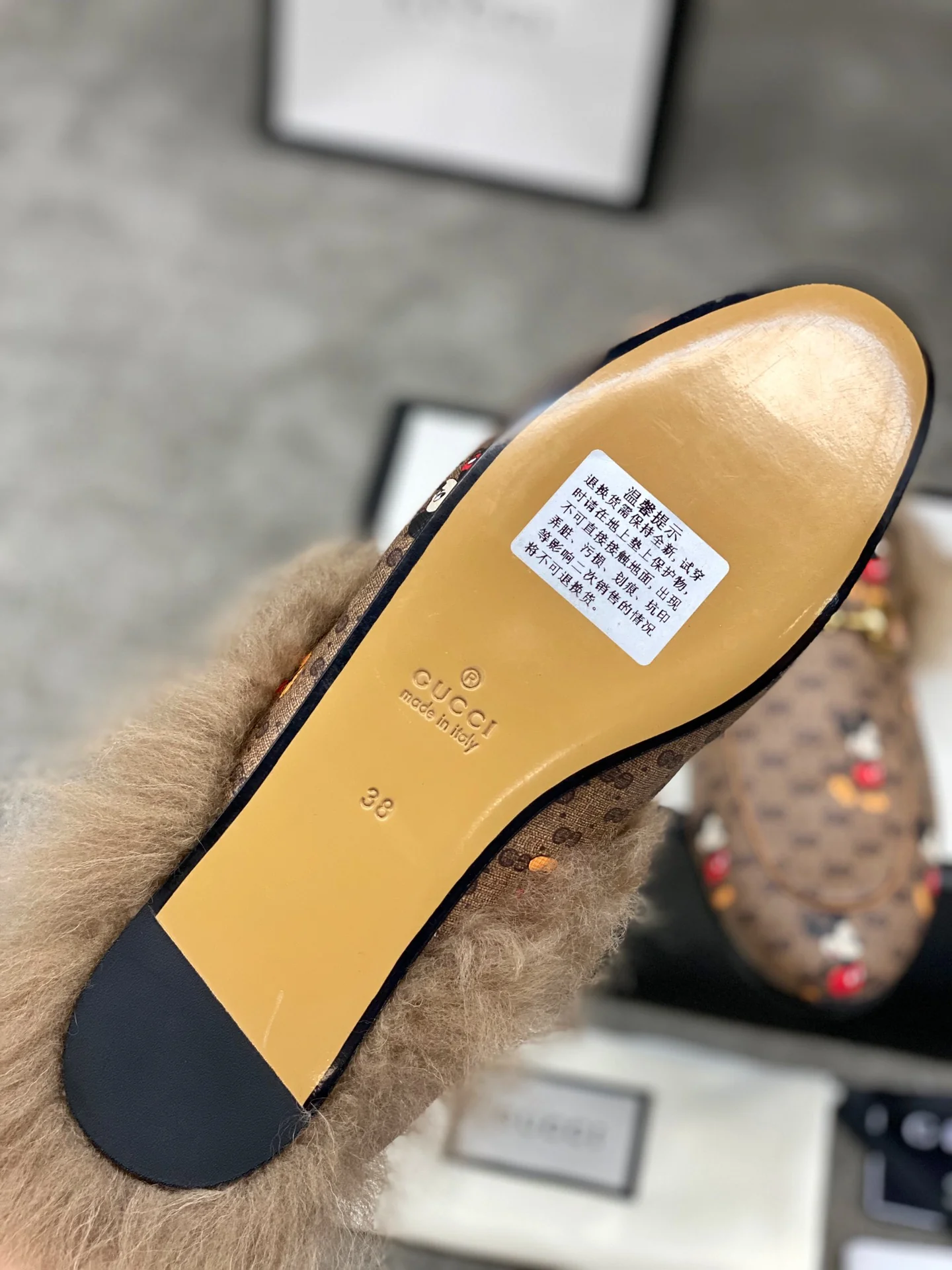 Бутик Gucci 2020 — Новинка с подиума — Меховые тапочки — Дизайн с Микки Маусом