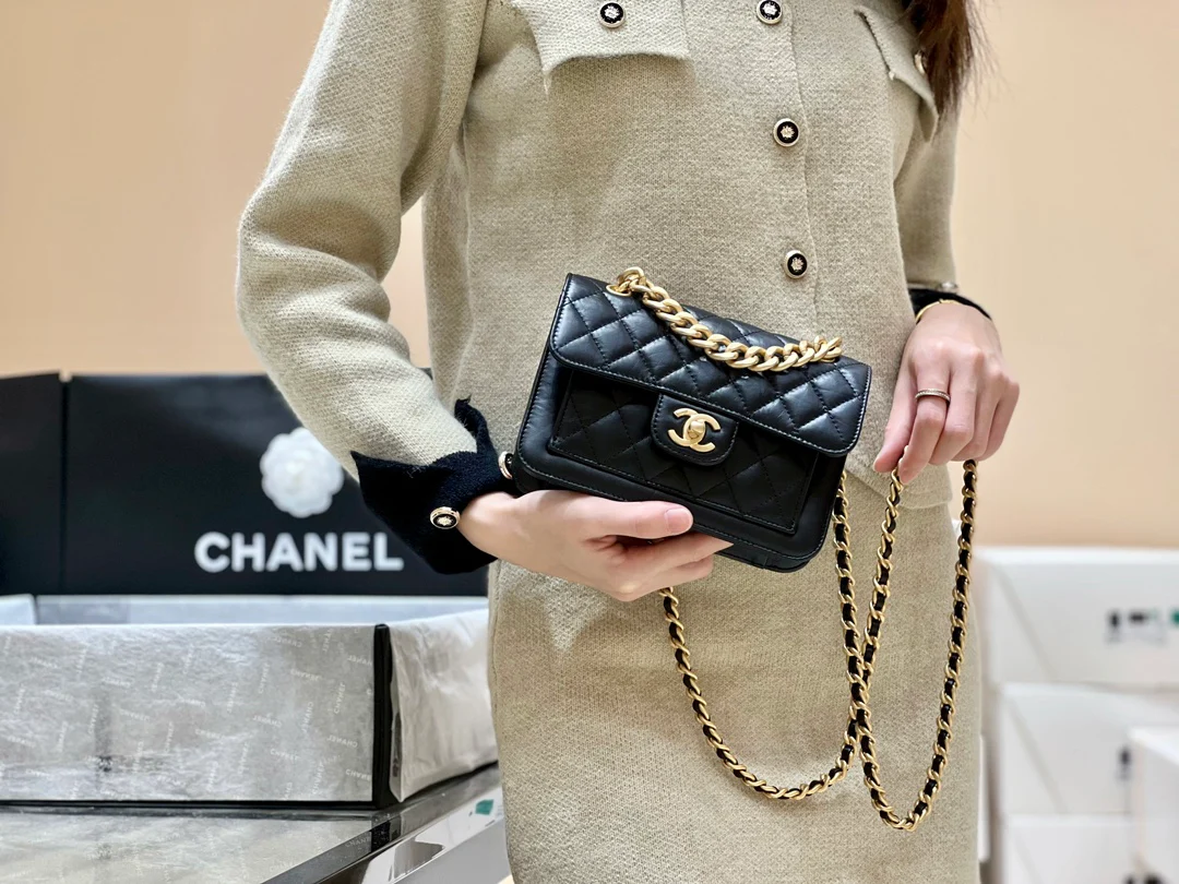 Новинка сезона весна/лето 2023 от Chanel - кожаная сумка Tofu Reissue - фотографии в действии.