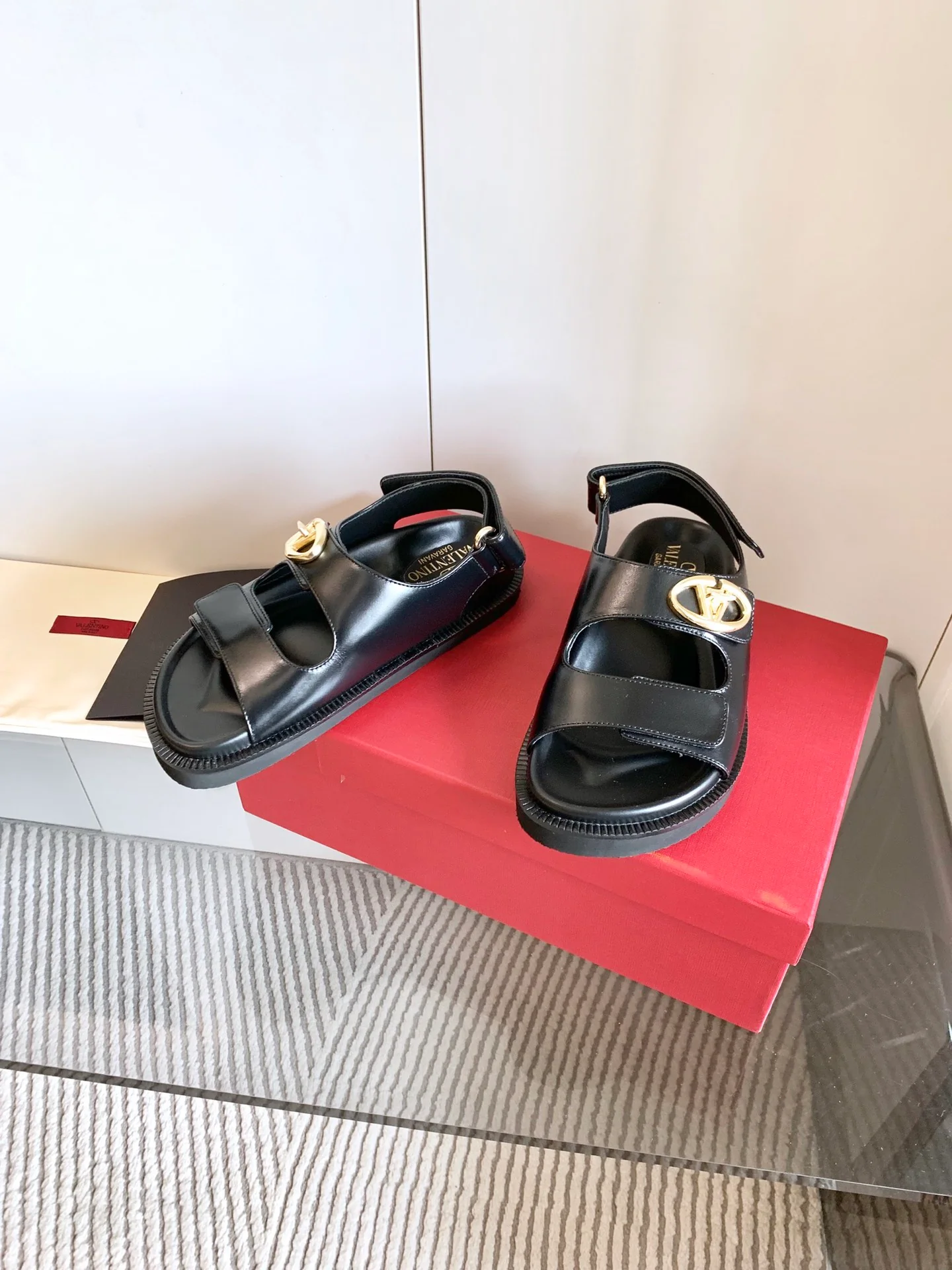 Пляжные сандалии Valentino 2024 - черные