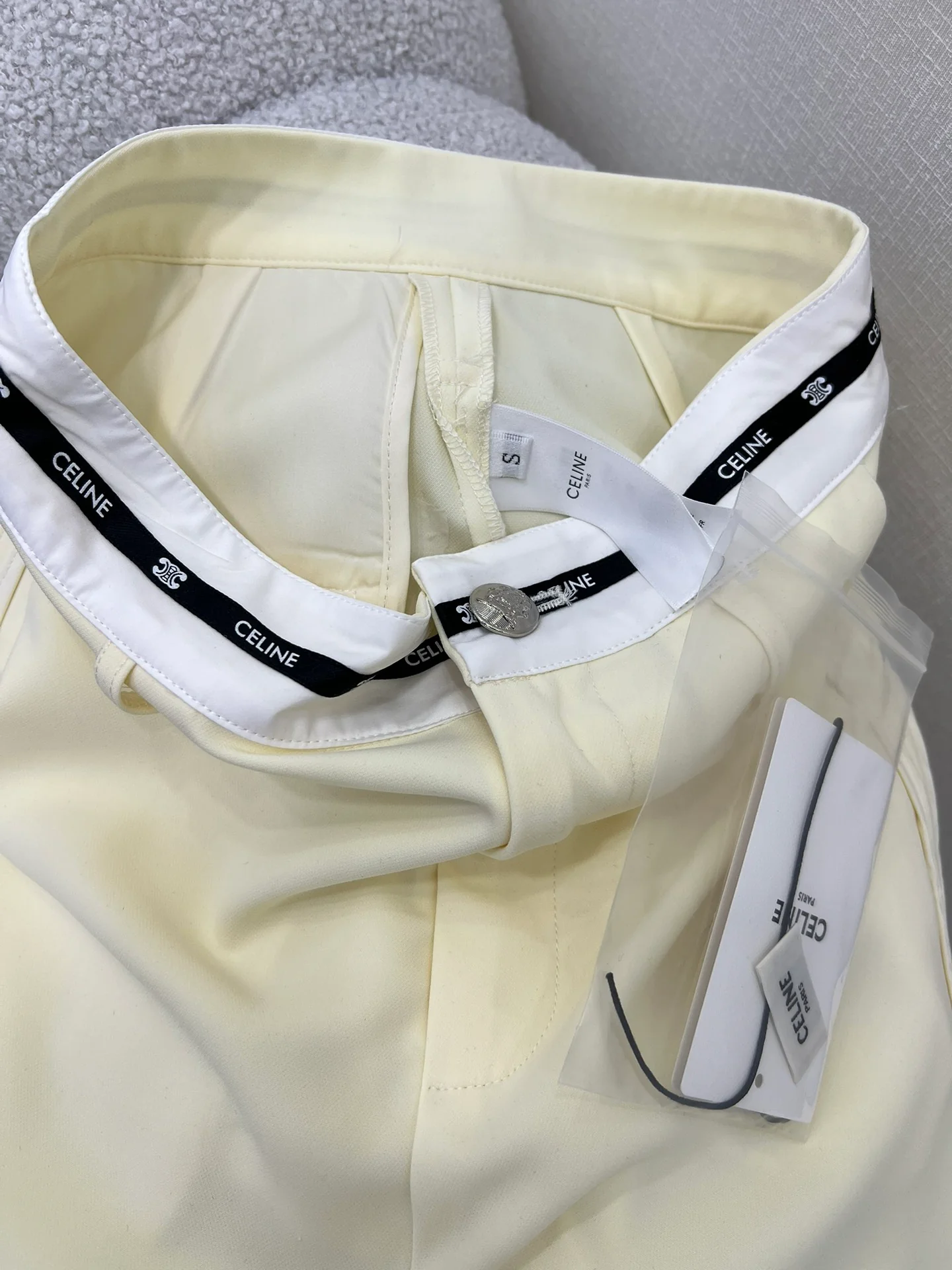 Бестселлер весенне-летнего сезона Celine 2404: брюки.