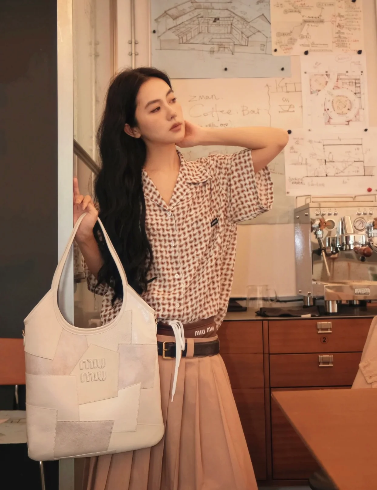 Сумка-тоут Miu Miu 520 Limited Edition Ivy Patchwork - Фотографии в одежде.