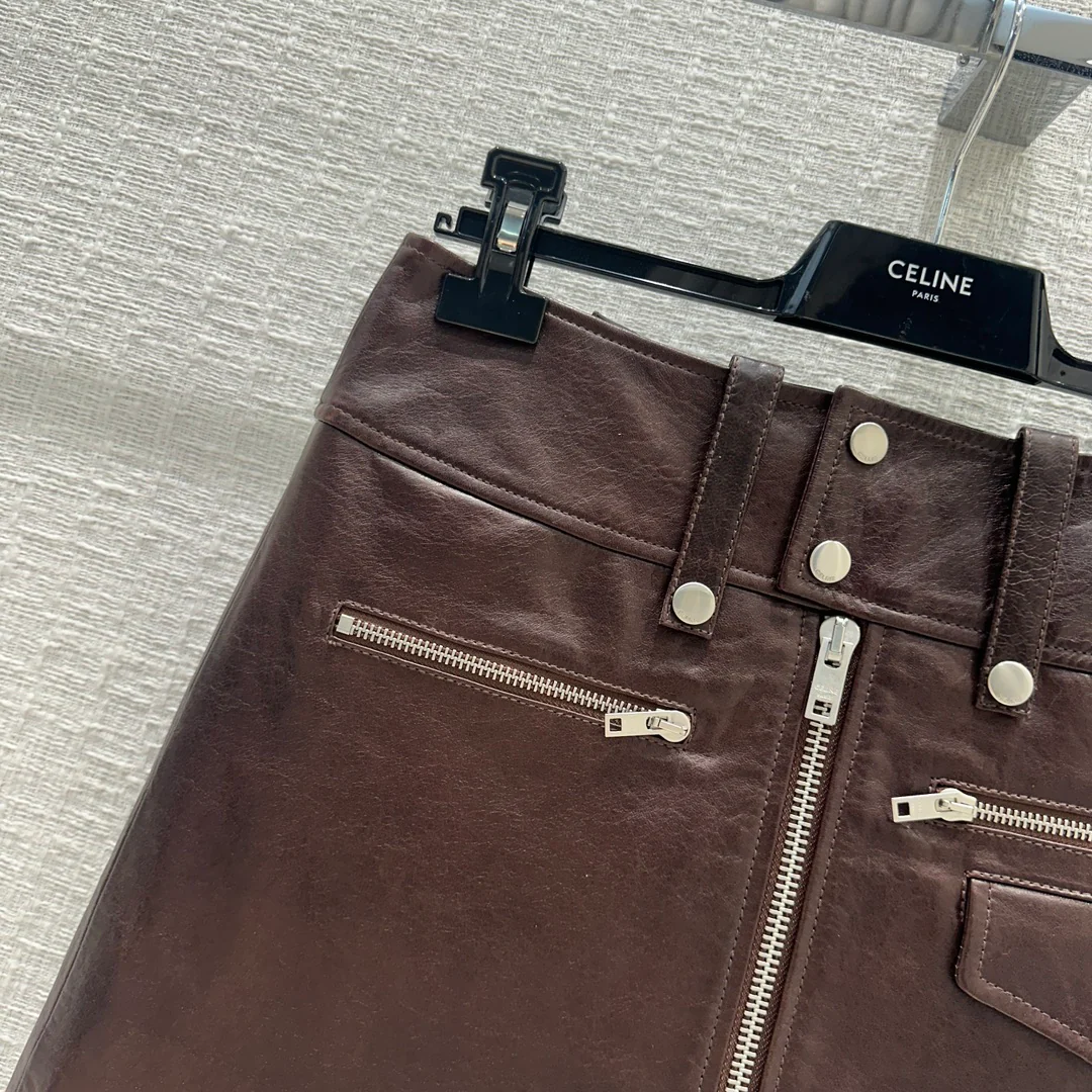 Новинка сезона весна/лето 2024 от Celine - юбка из овечьей кожи в стиле панк - коричневая.