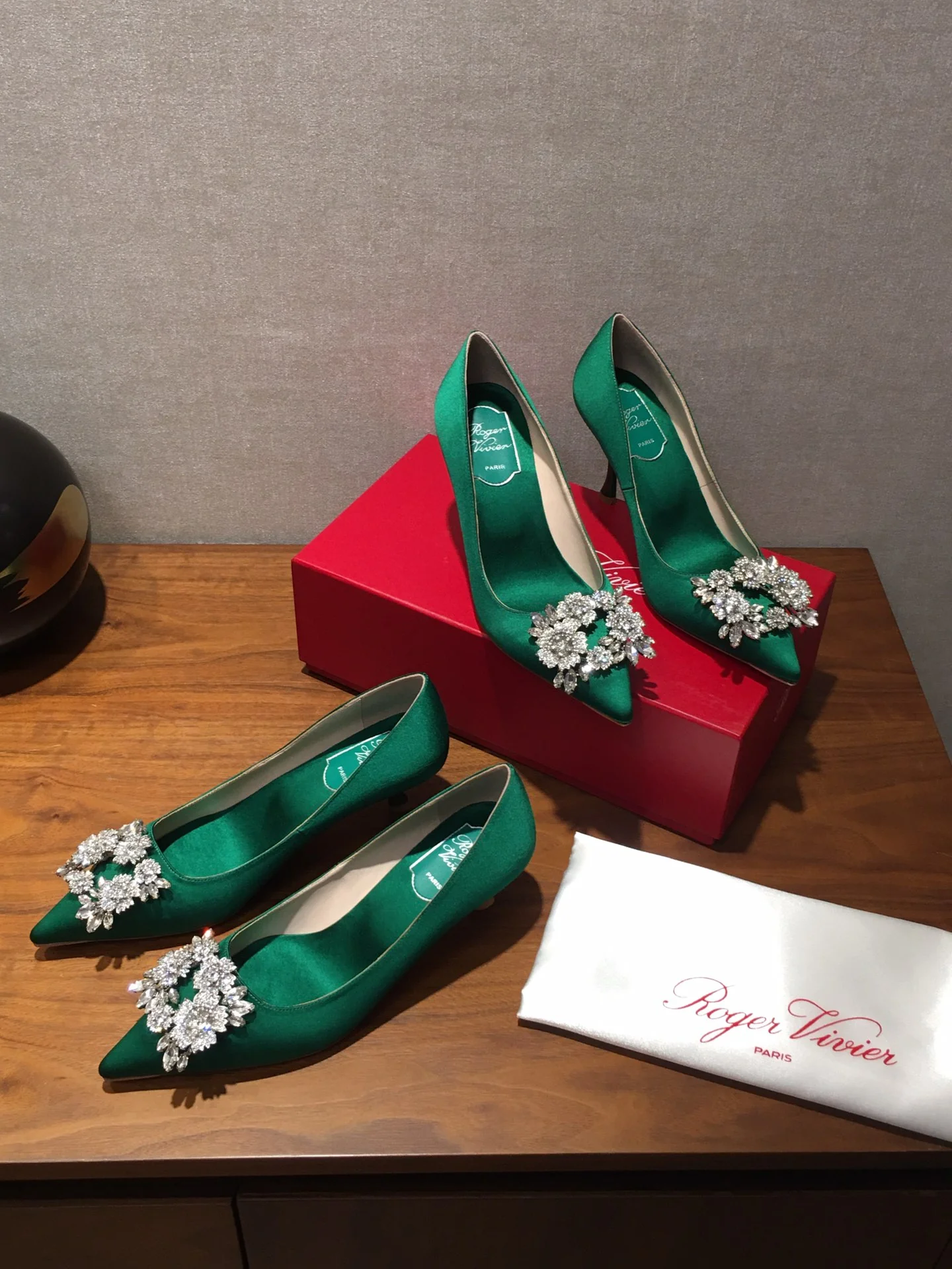 Туфли RV - туфли на высоком каблуке с острым носком и пряжкой, украшенные стразами - зеленые