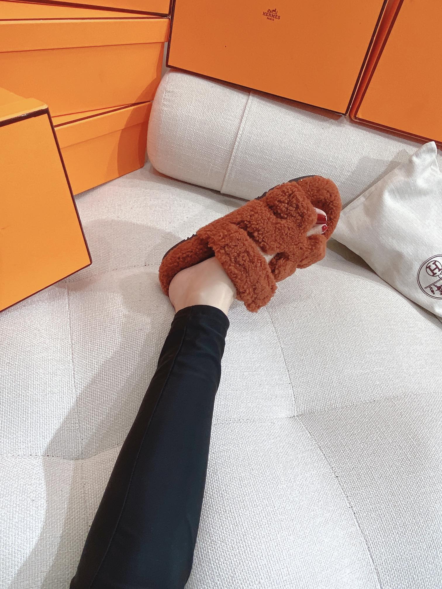 Новинка осенне-зимней коллекции Hermes 2022 — Домашние тапочки H-образной формы из овечьей шерсти и кожи, коричневые — на фото.