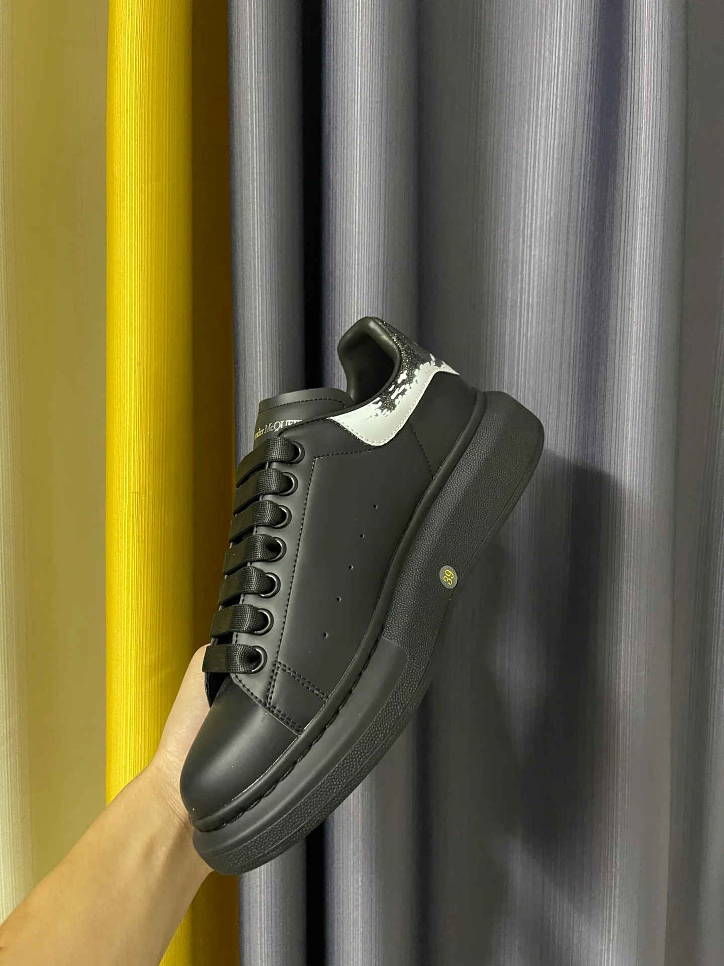 Классические белые кроссовки McQueen - унисекс - черный каблук с блестками и граффити.