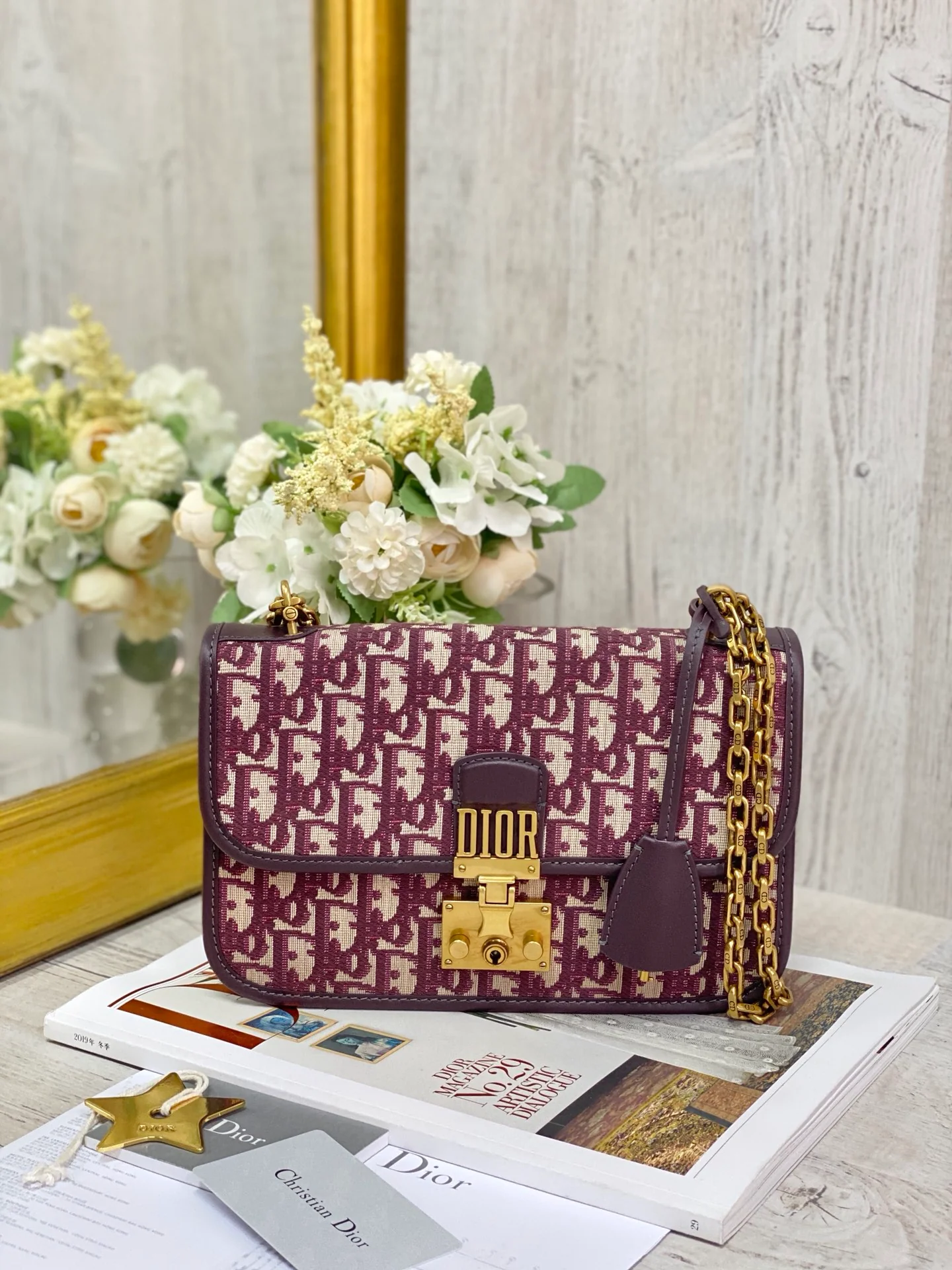 Сумка Dior WOC на цепочке с вышивкой на канве и красным монограммным узором.