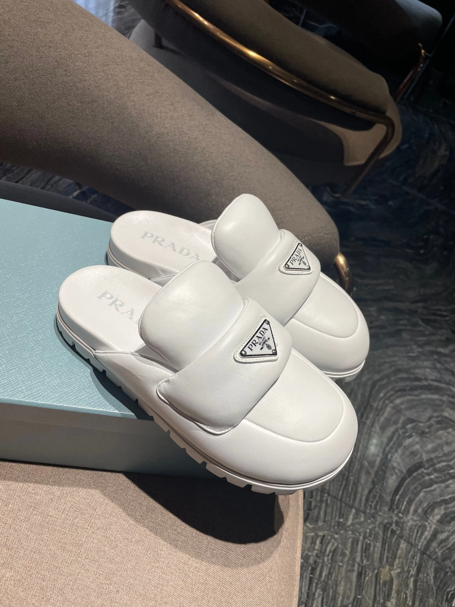 Новые поступления коллекции Prada ранней весны 2023 года — стиль Хейли Бибер — лоферы