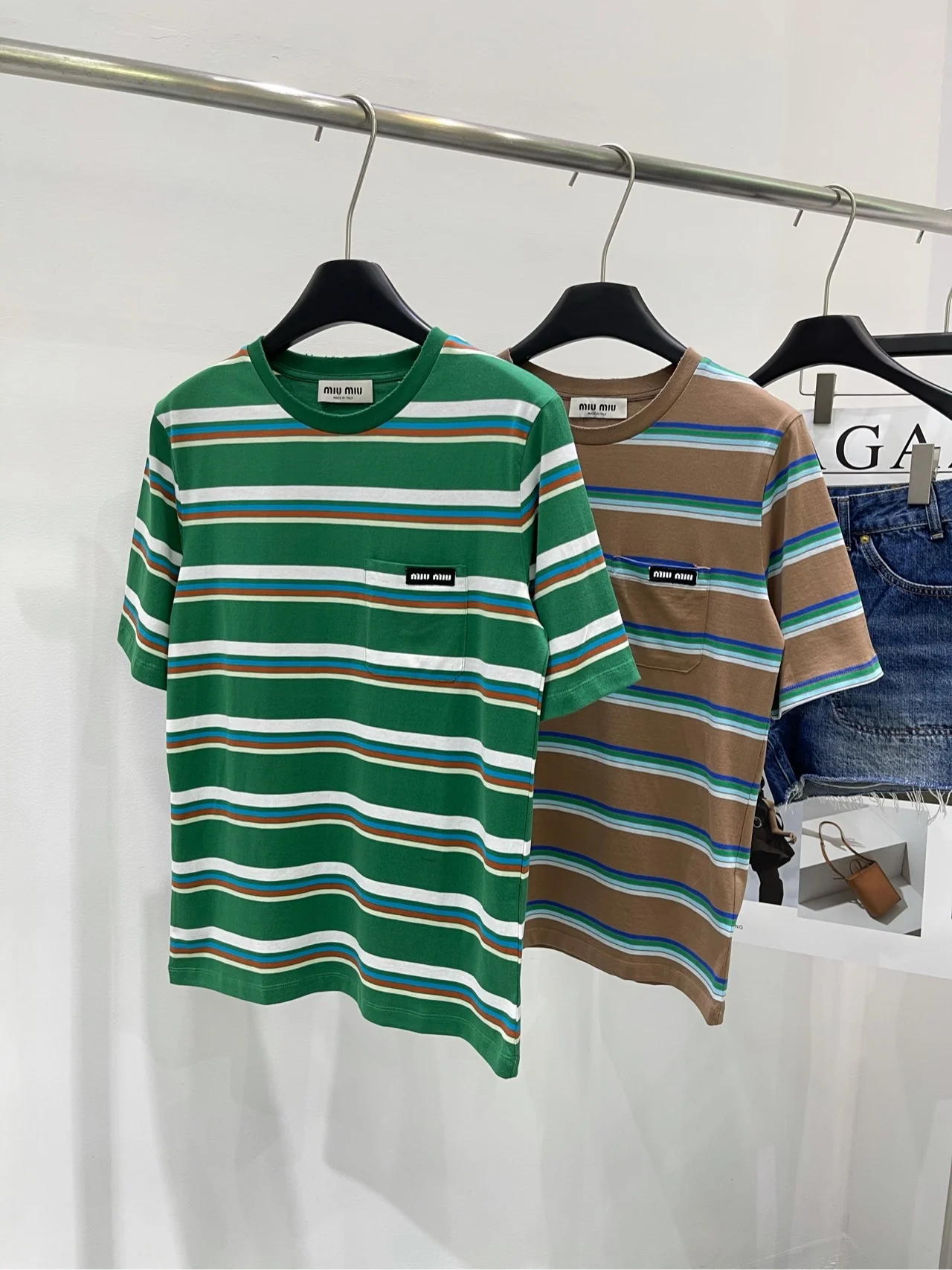 Футболка Miu Miu 2404 в ретро-полоску с карманом и коротким рукавом - зеленая