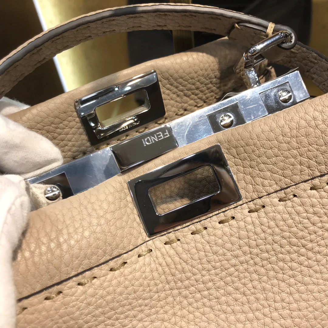 Мини-сумочка Fendi Peekaboo из абрикосовой кожи