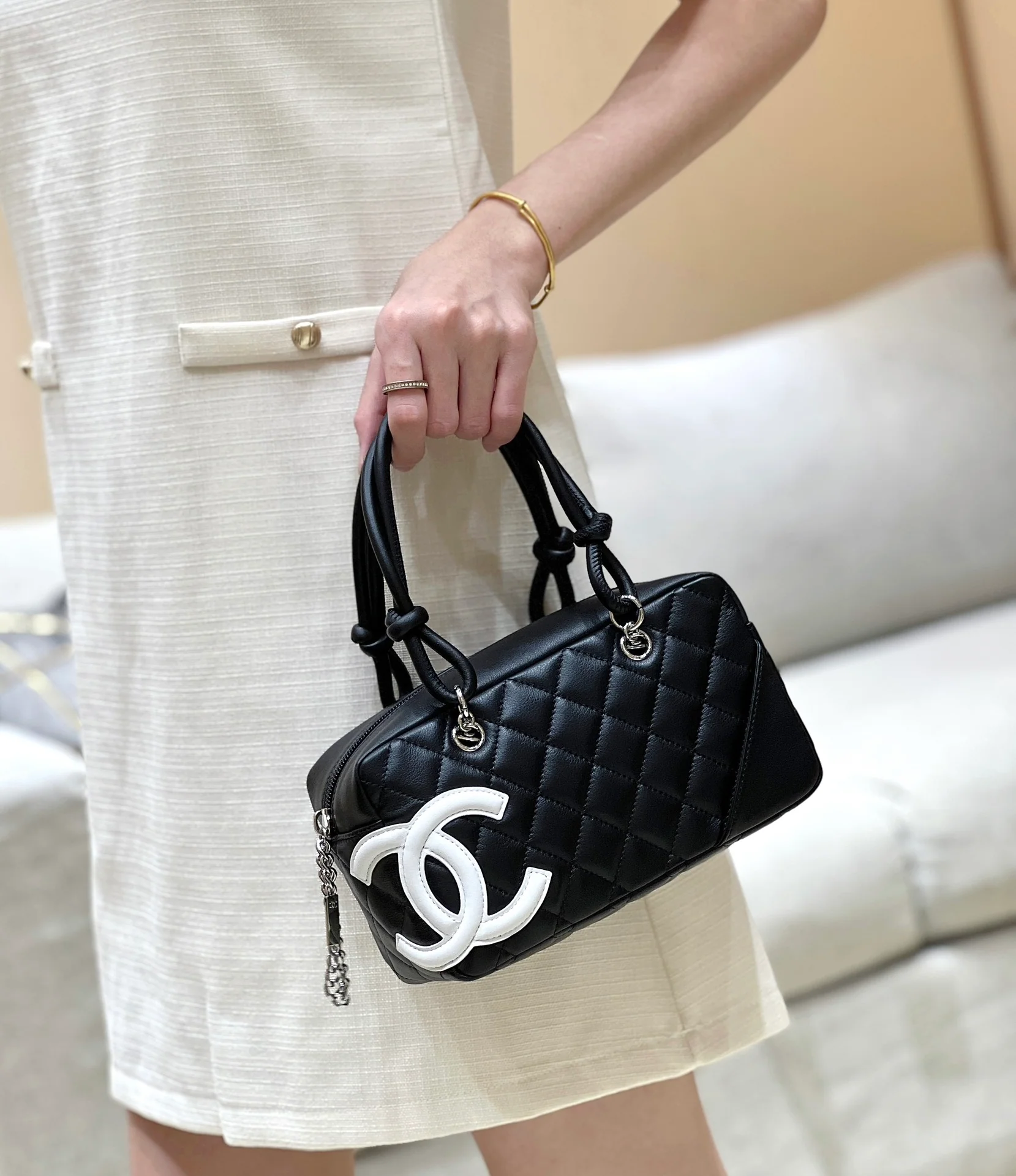 Chanel - Классическая, неподвластная времени сумка-подушка Kang Peng, белый логотип