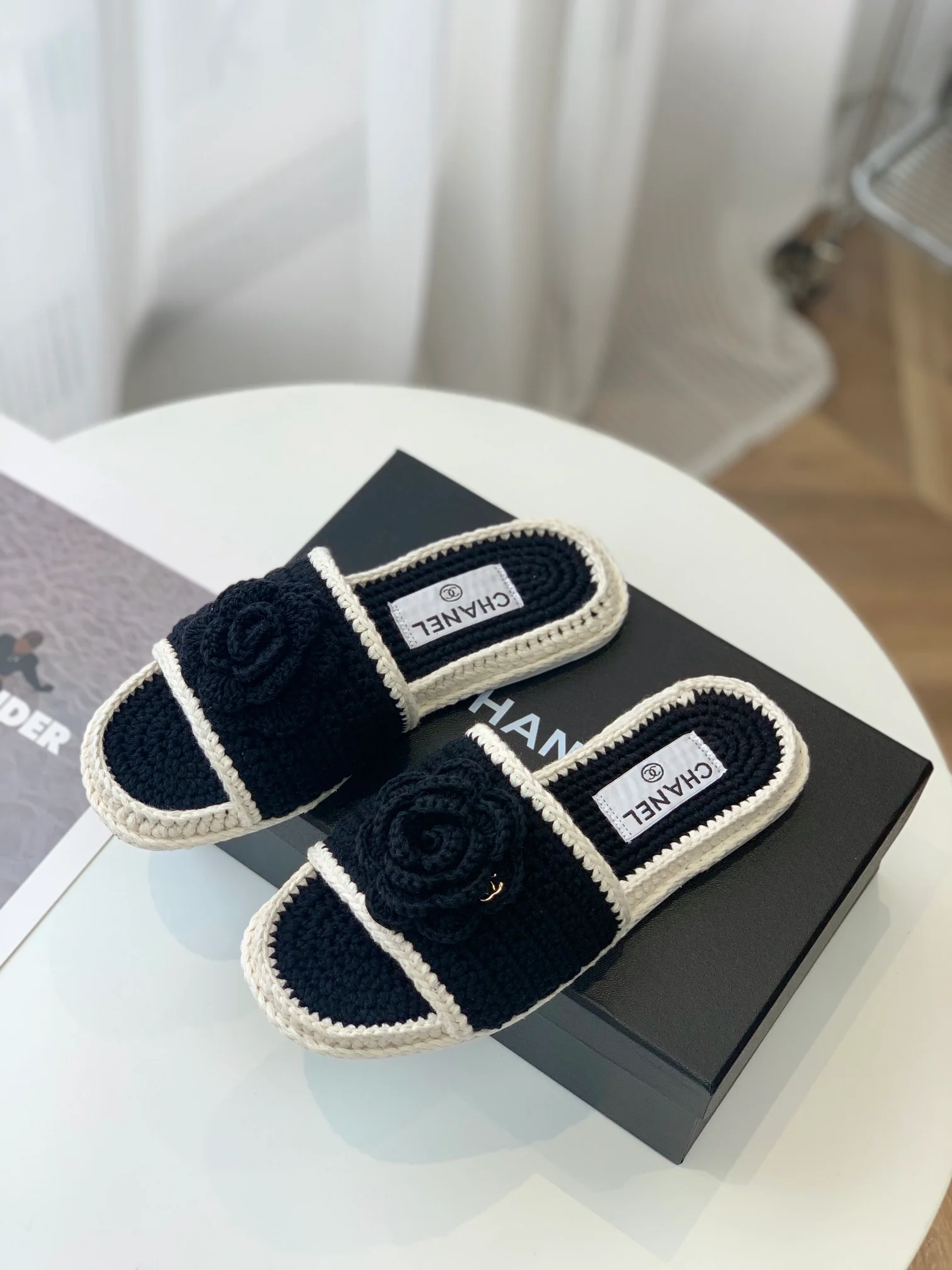 Новинка сезона весна/лето 2023 от Chanel - шерстяные вязаные тапочки 