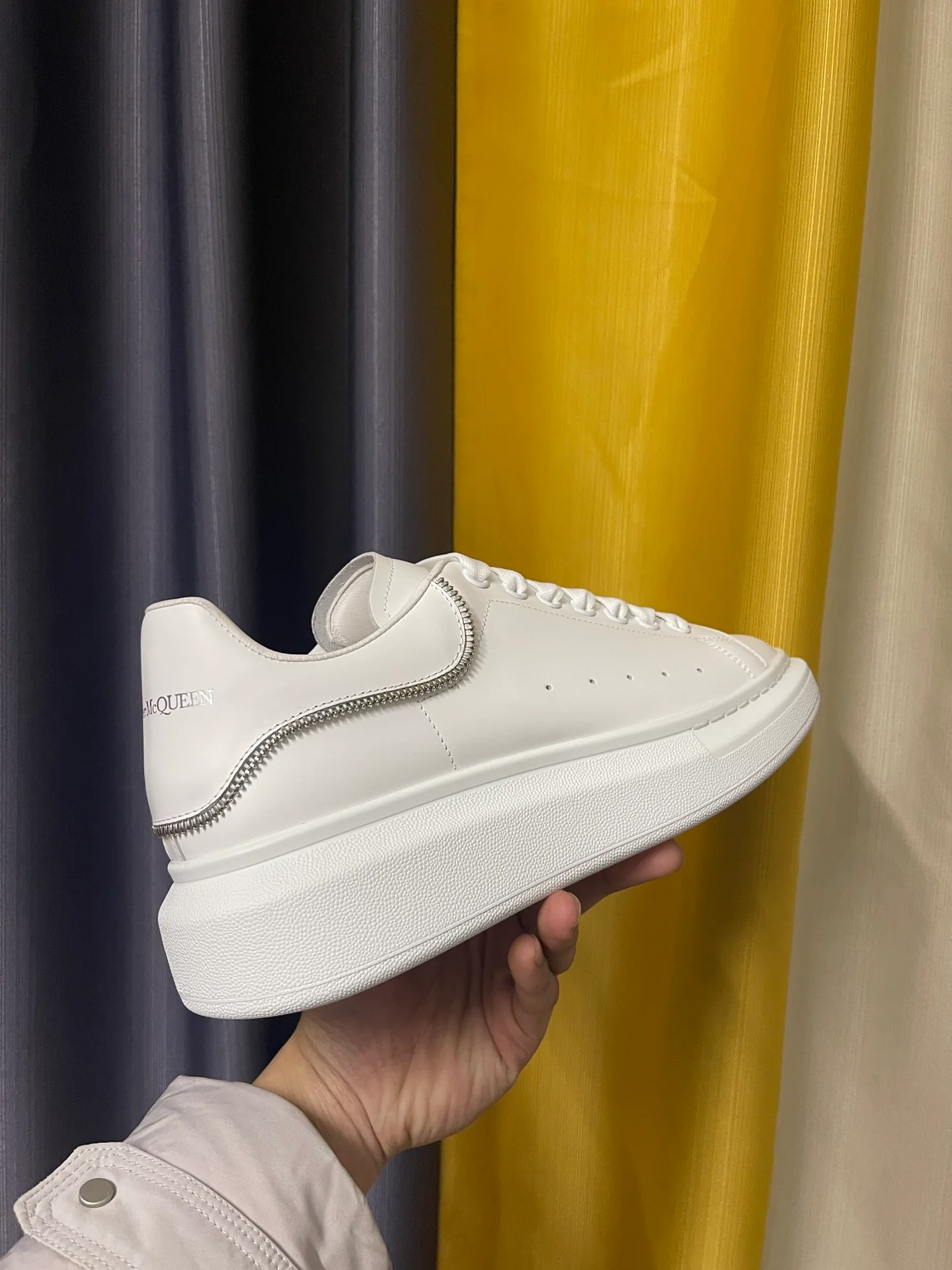 Классические белые кроссовки McQueen - унисекс - полностью из белой кожи с серебряной цепочкой на каблуке