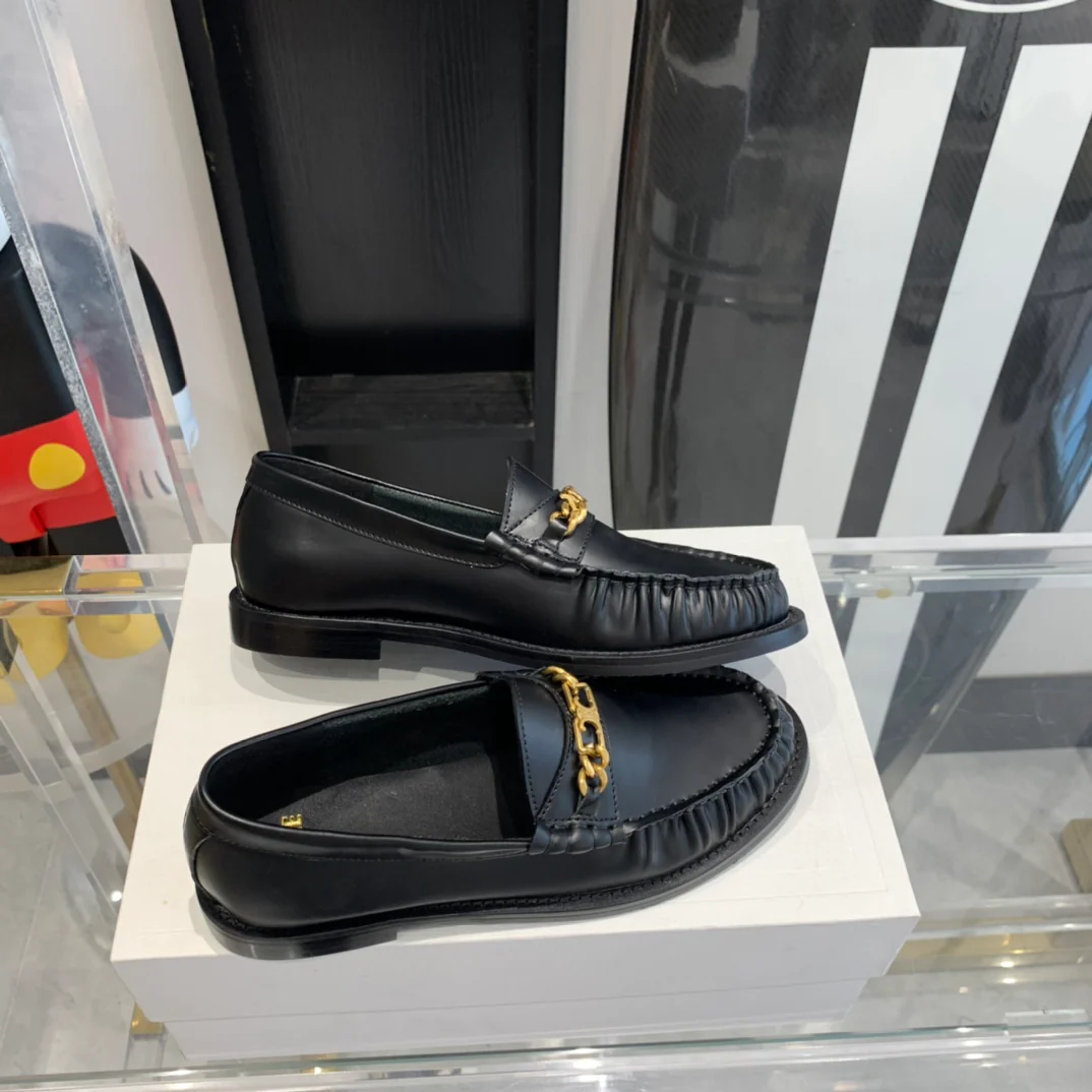 Новинка сезона осень/зима 2023 от Celine - Балетки с мятой поверхностью - Черные