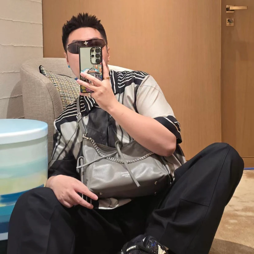 LV-m24861-carryall-cargo-vibe-pm handbag-grey