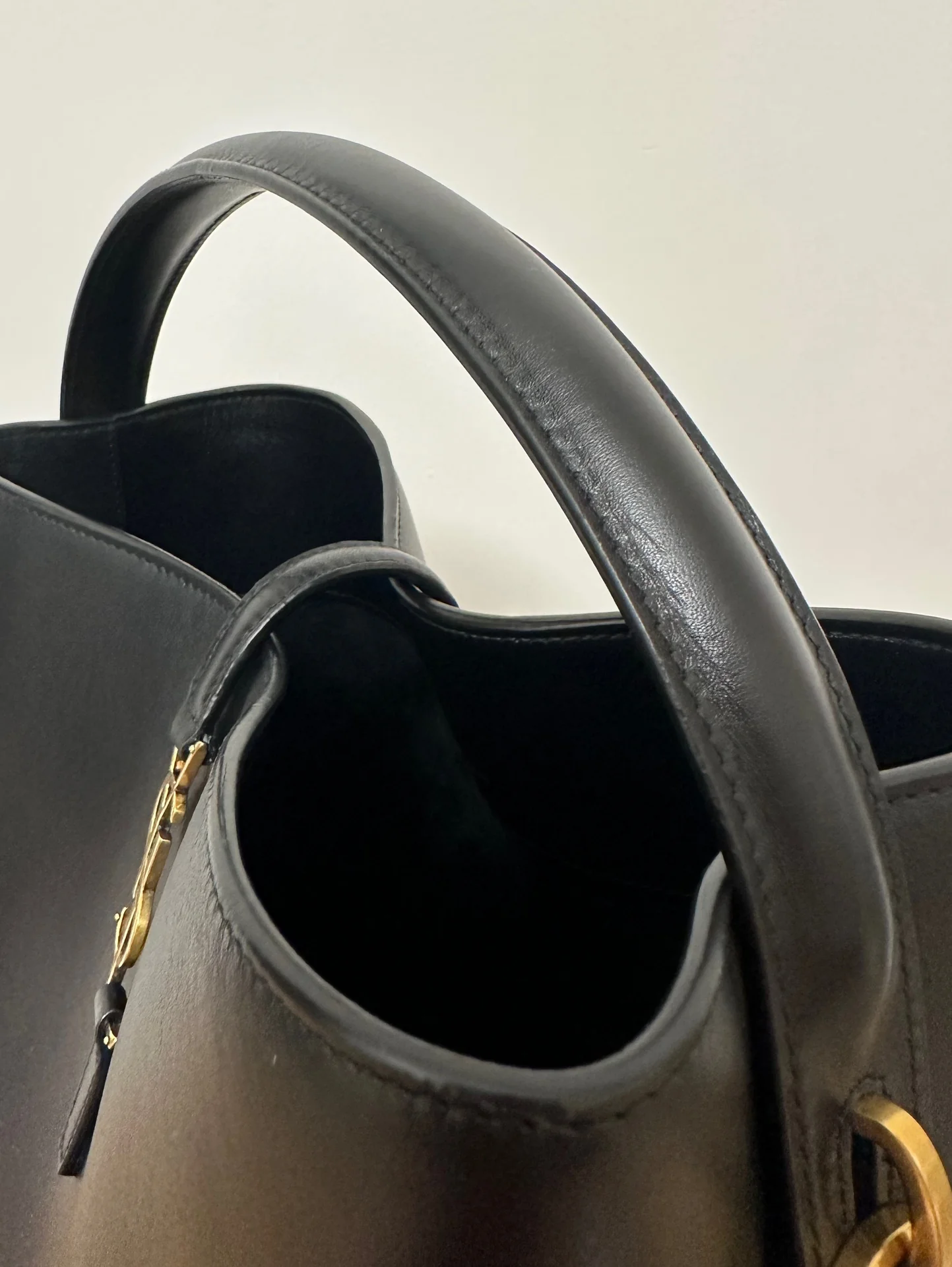 Новинка 2023 года от YSL — сумка-хобо в виде ведра, черная.