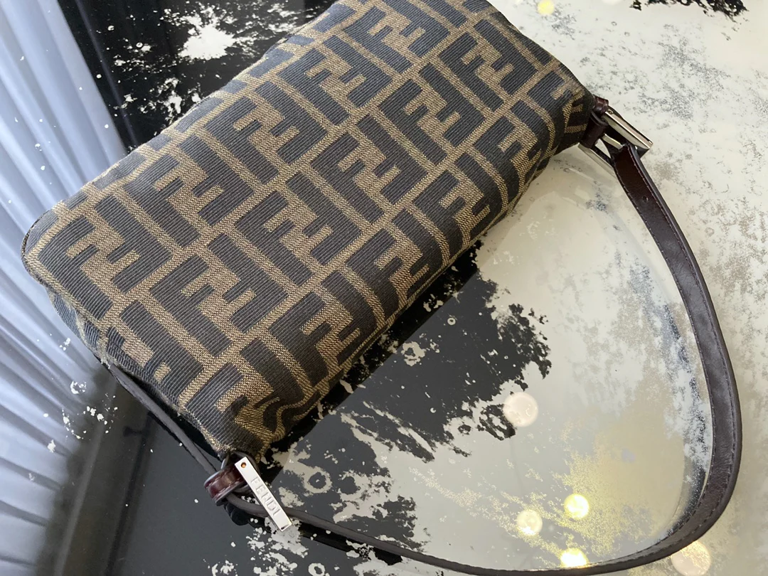 Сумка Fendi Baguette среднего размера, коричневая.