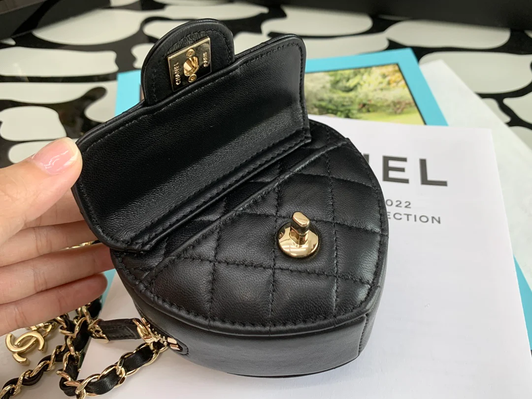 Поясная сумка Chanel с сердечком и стёжкой - 2 шт.