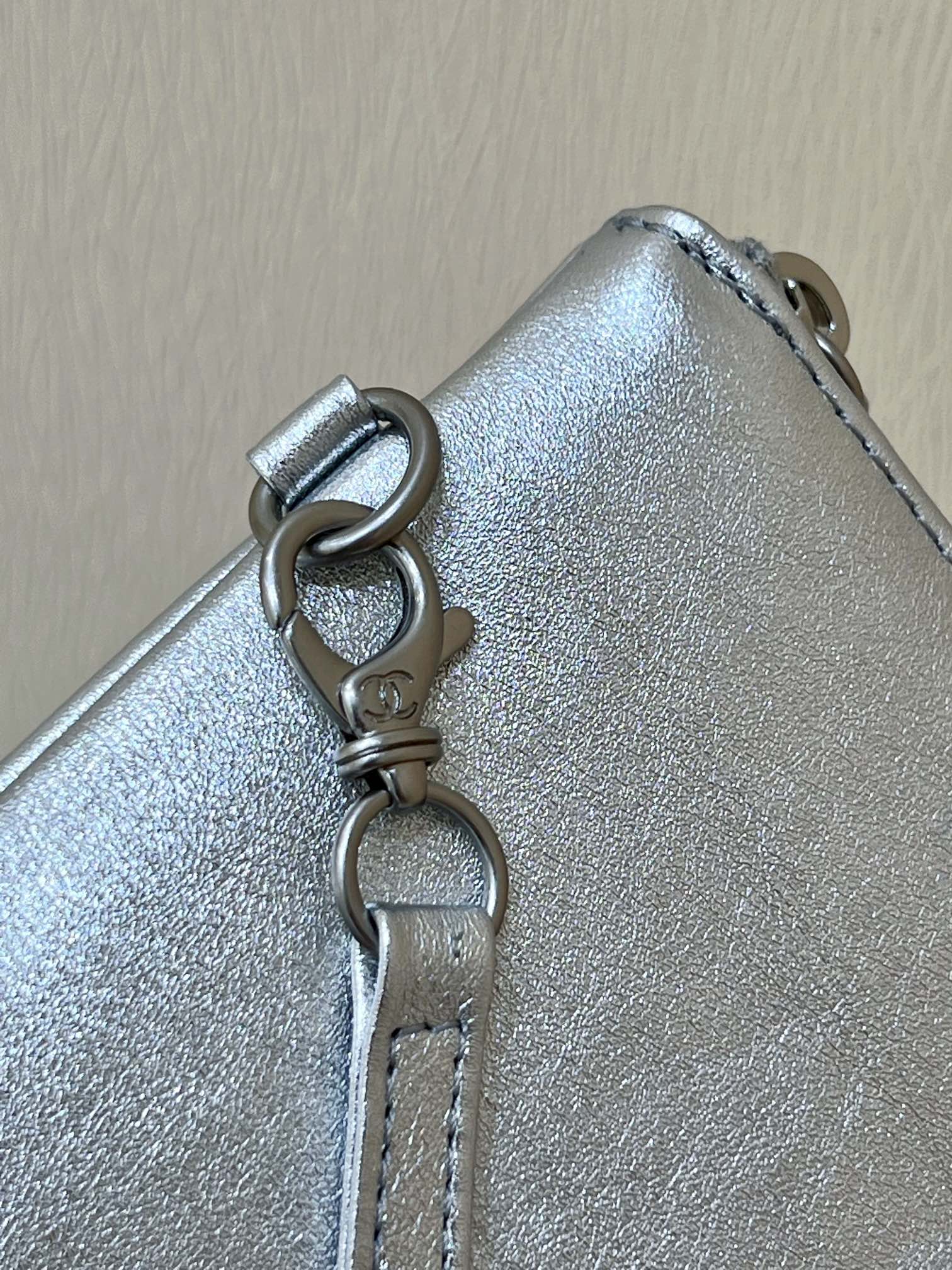 Коллекция Chanel Весна/Лето 2023: Новинка - Сумка 22 - Маленькая - Серебристая