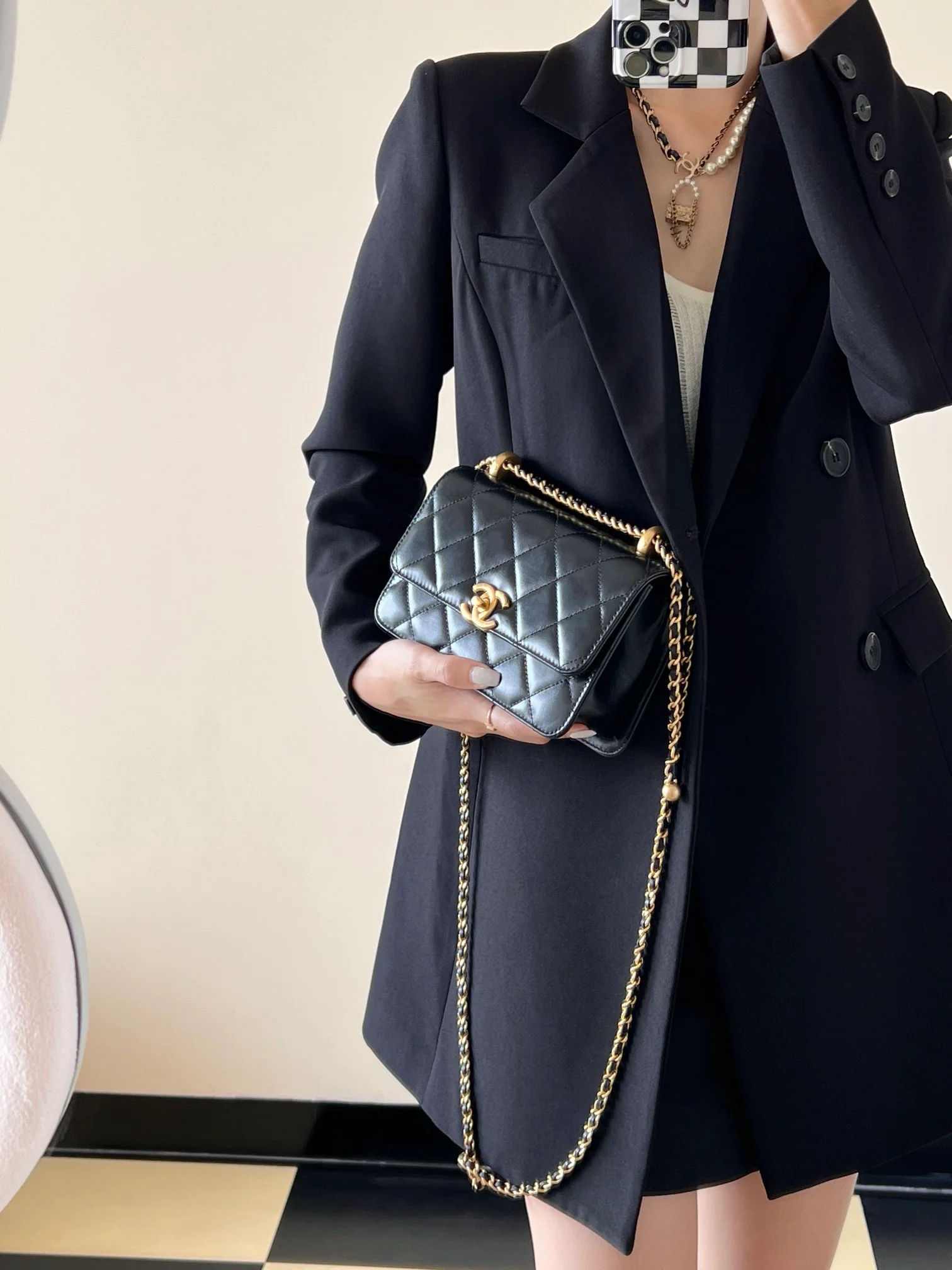 Маленькая черная сумка Chanel 24c с двойным золотым бисером и клапаном.