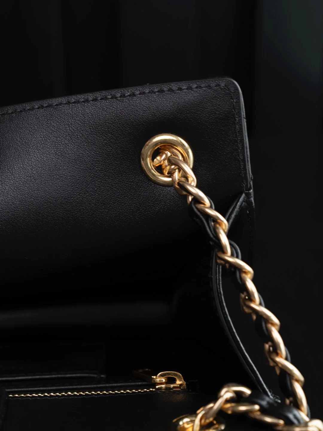 Черная квадратная сумочка на цепочке для вечерних мероприятий