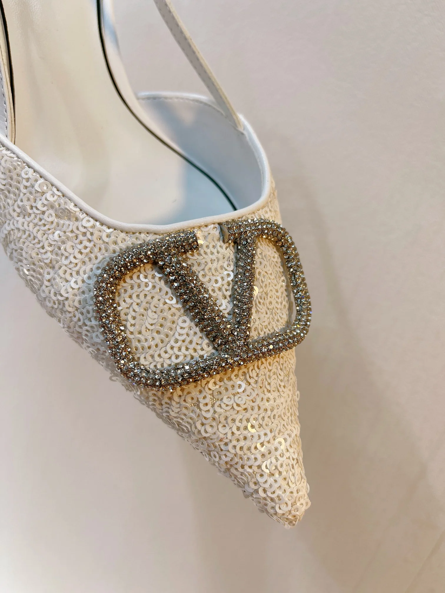 Новинка с официального сайта Valentino 2023 — Глянцевые босоножки на низком каблуке с острым носком — 4 см — Белые