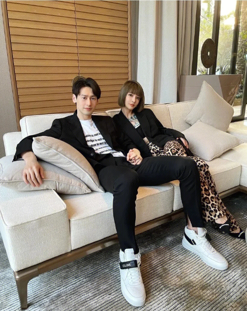 Высокие кроссовки Celine — фото в них.