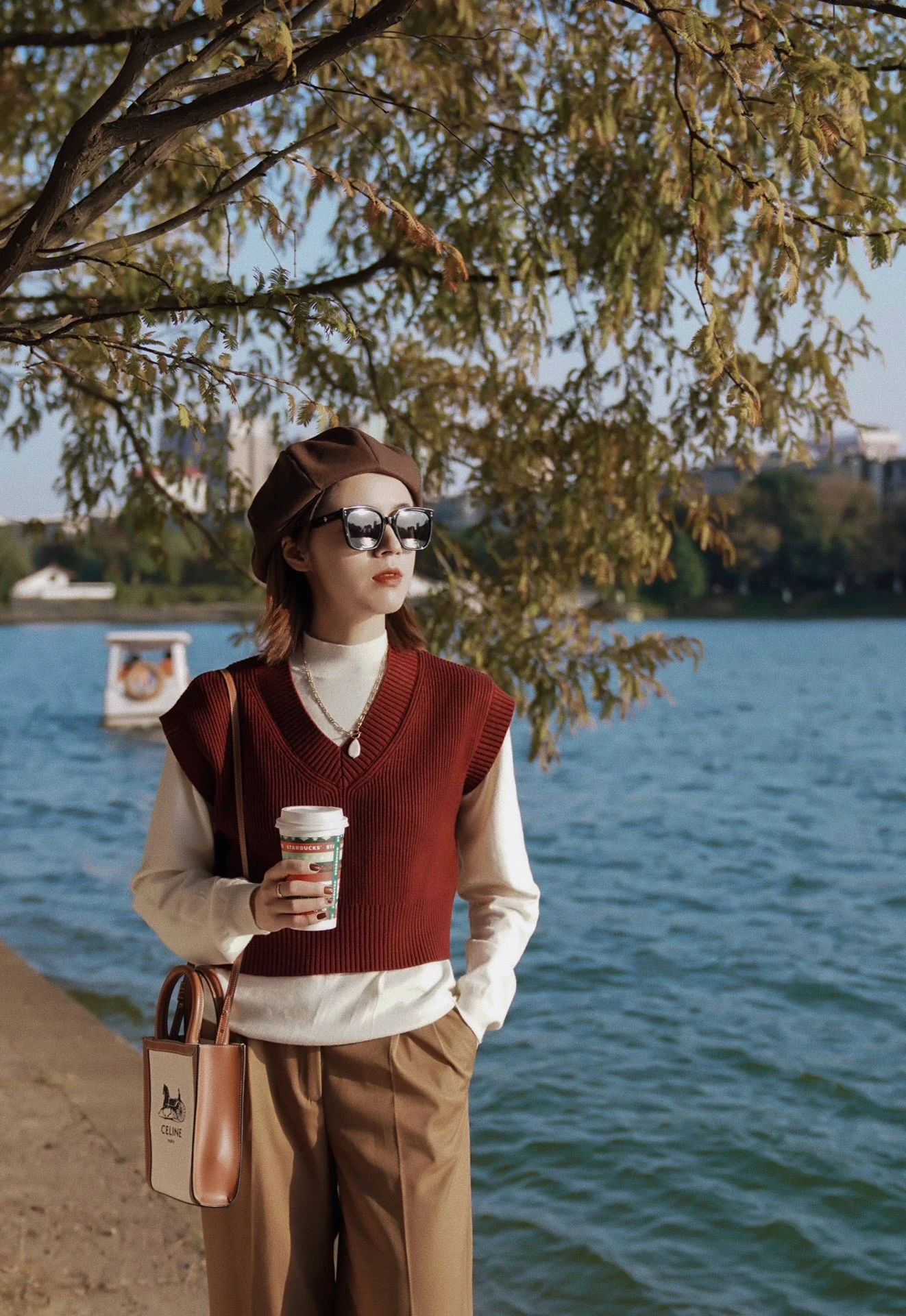 Мини-сумочка Celine Cabas Sulky с принтом из кожи вагю, вертикальная, желто-коричневая ткань.