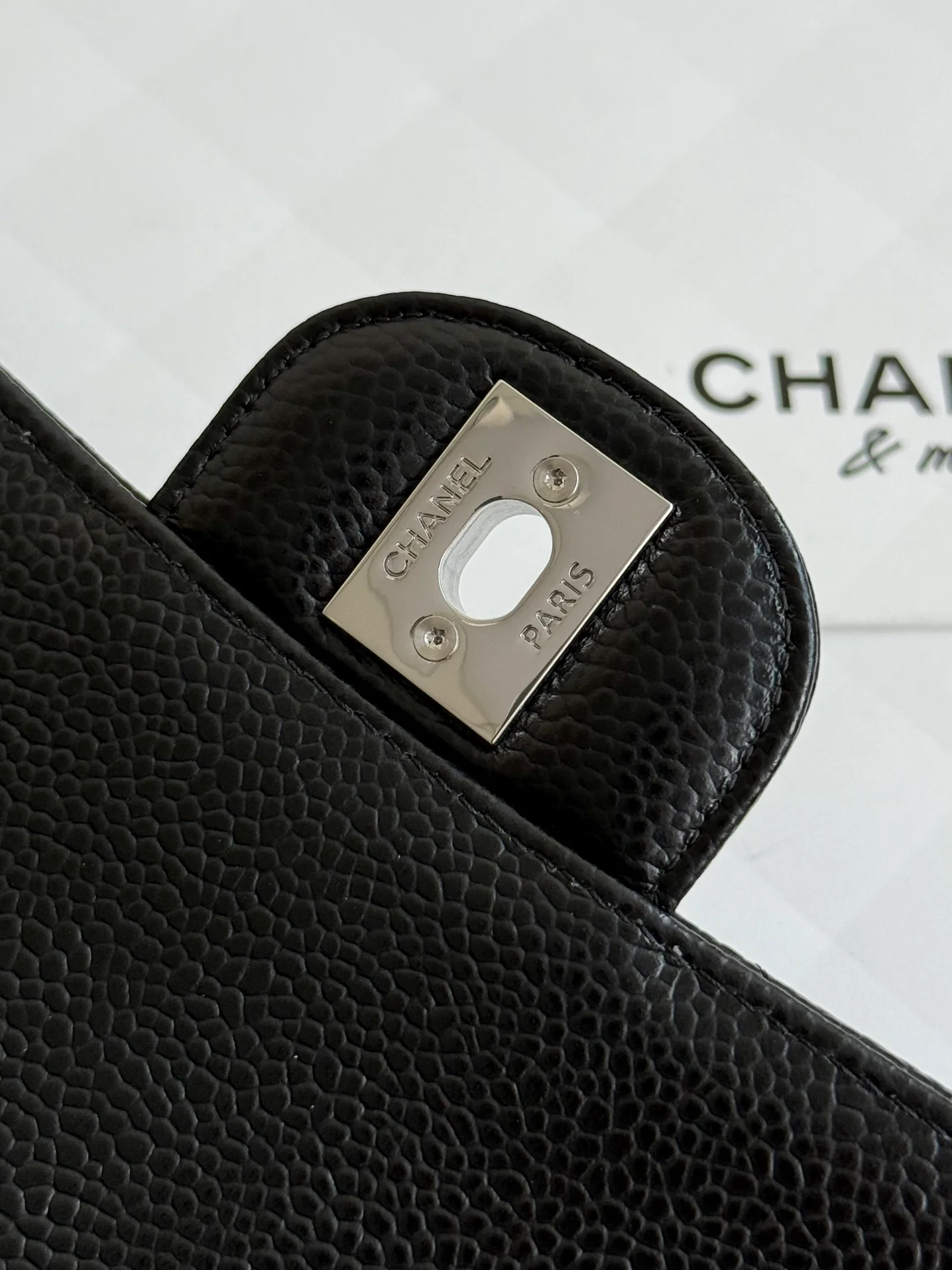 Сумка Chanel CF25 из зернистой кожи с серебристой фурнитурой и цепочкой — черная.