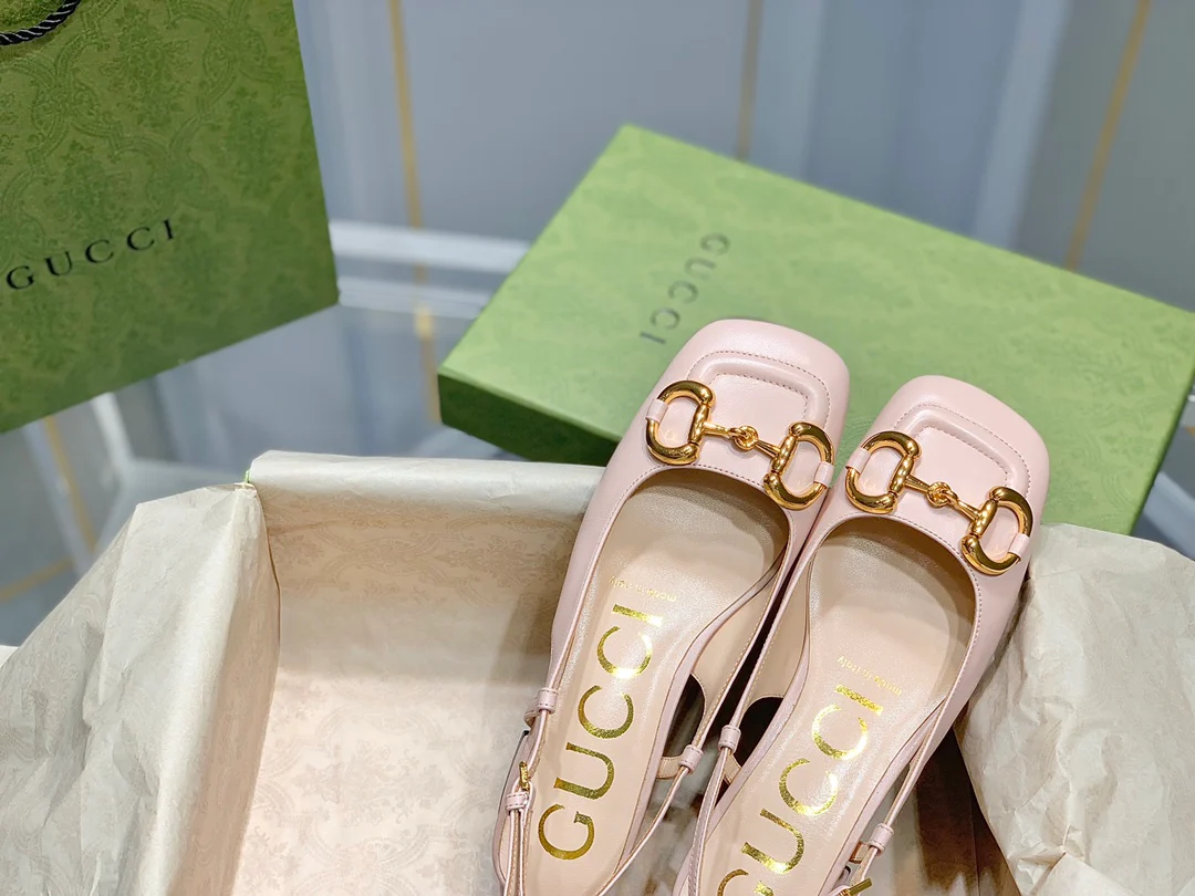 Весенняя коллекция Gucci 2021 — Невероятно милые сандалии на массивном каблуке с пряжкой в ??виде конской уздечки