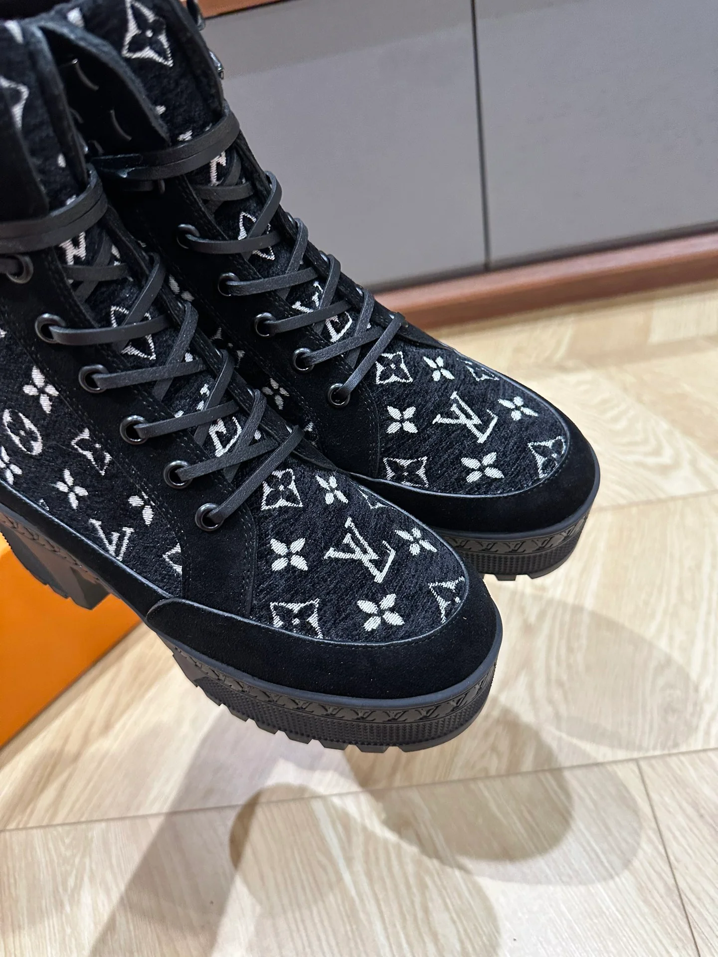 LV-2024 - Ботинки на высоком каблуке и платформе - Черные - 1